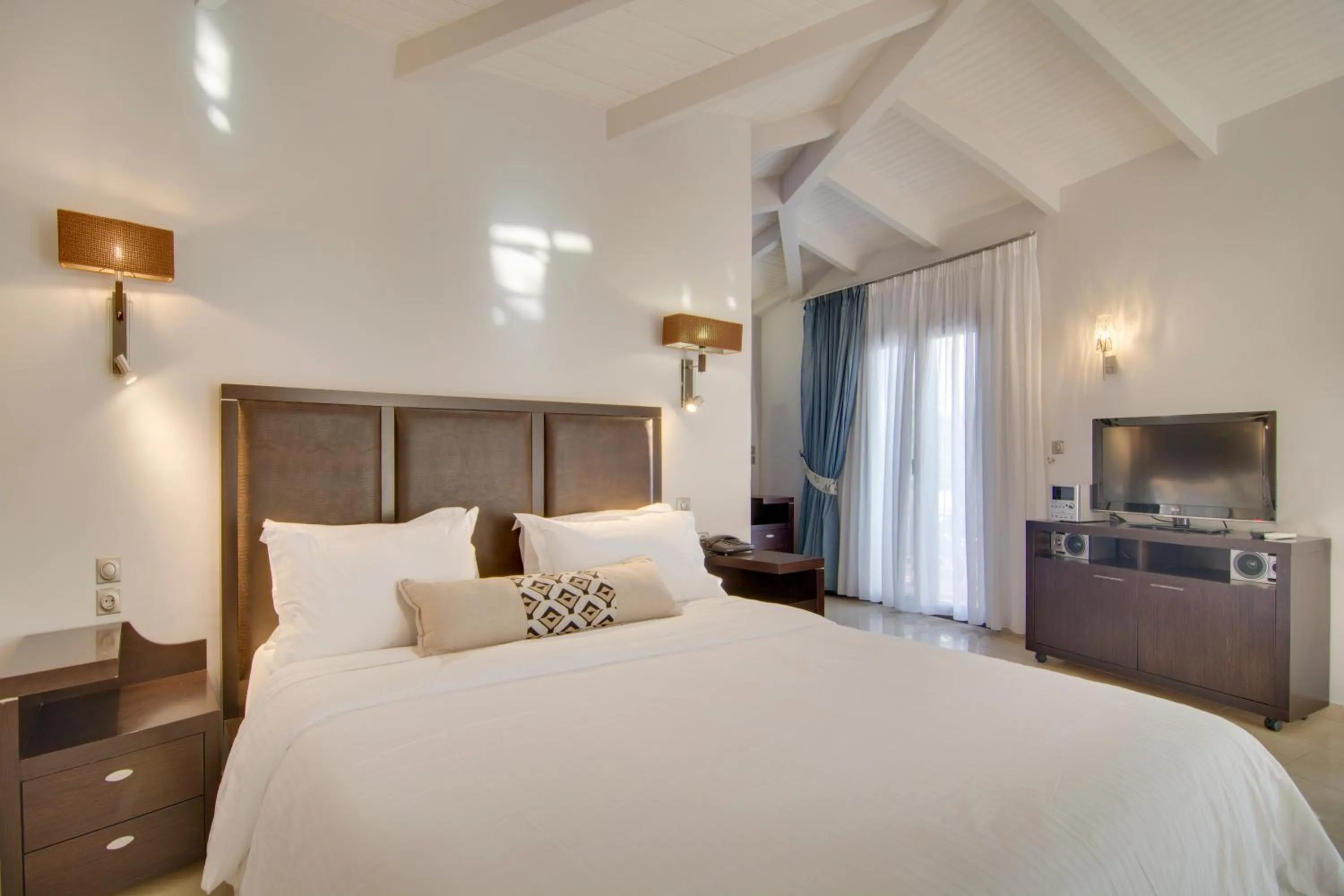 TV and multimedia, Bed in Valtos Beach Hotel