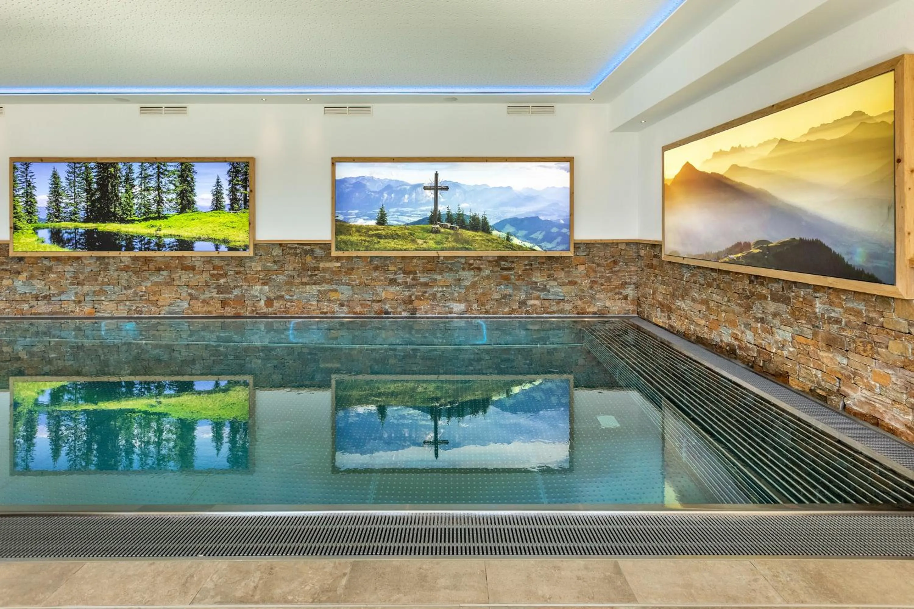 Swimming pool in Gasthof Almhof