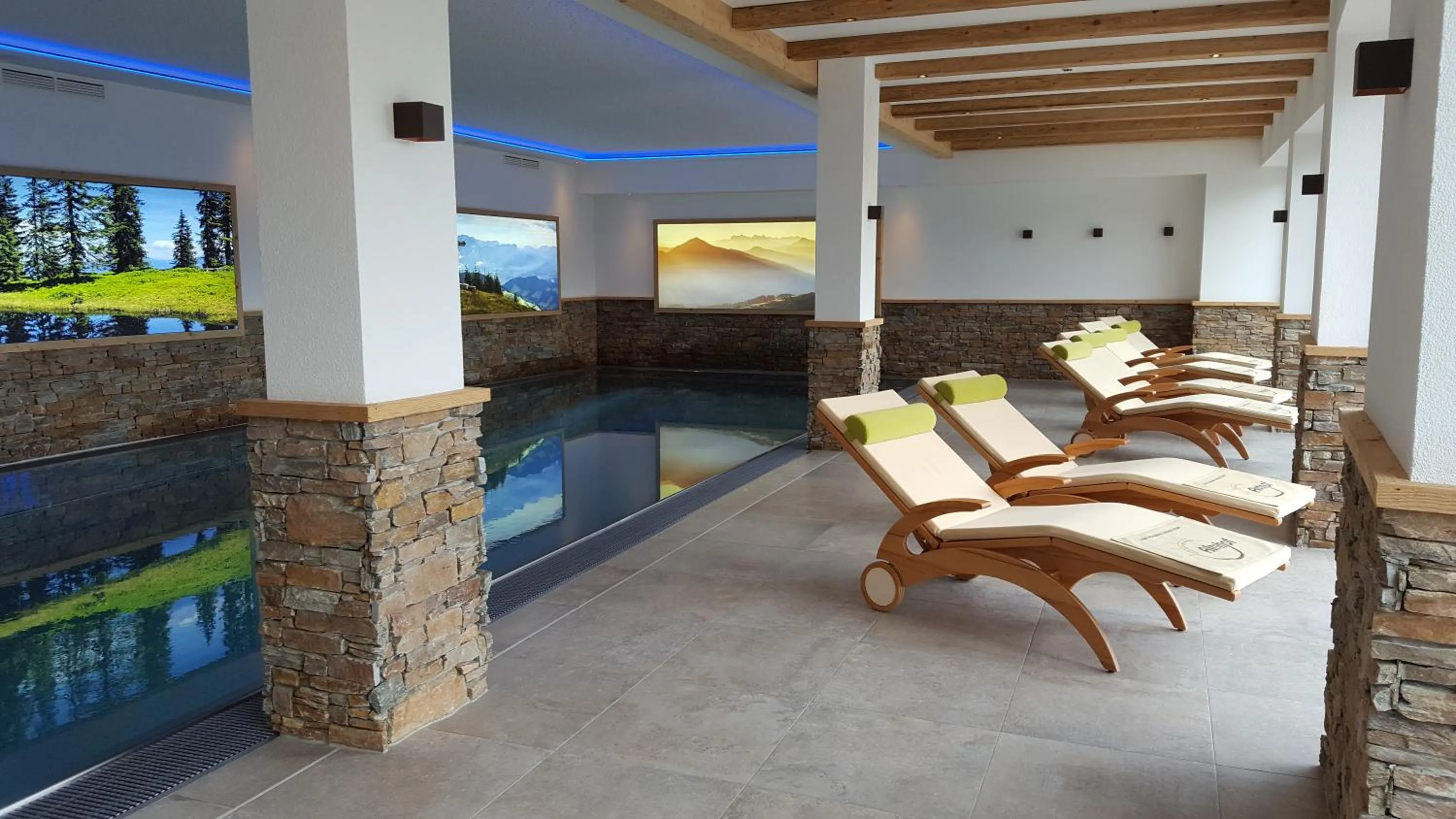 Swimming pool in Gasthof Almhof