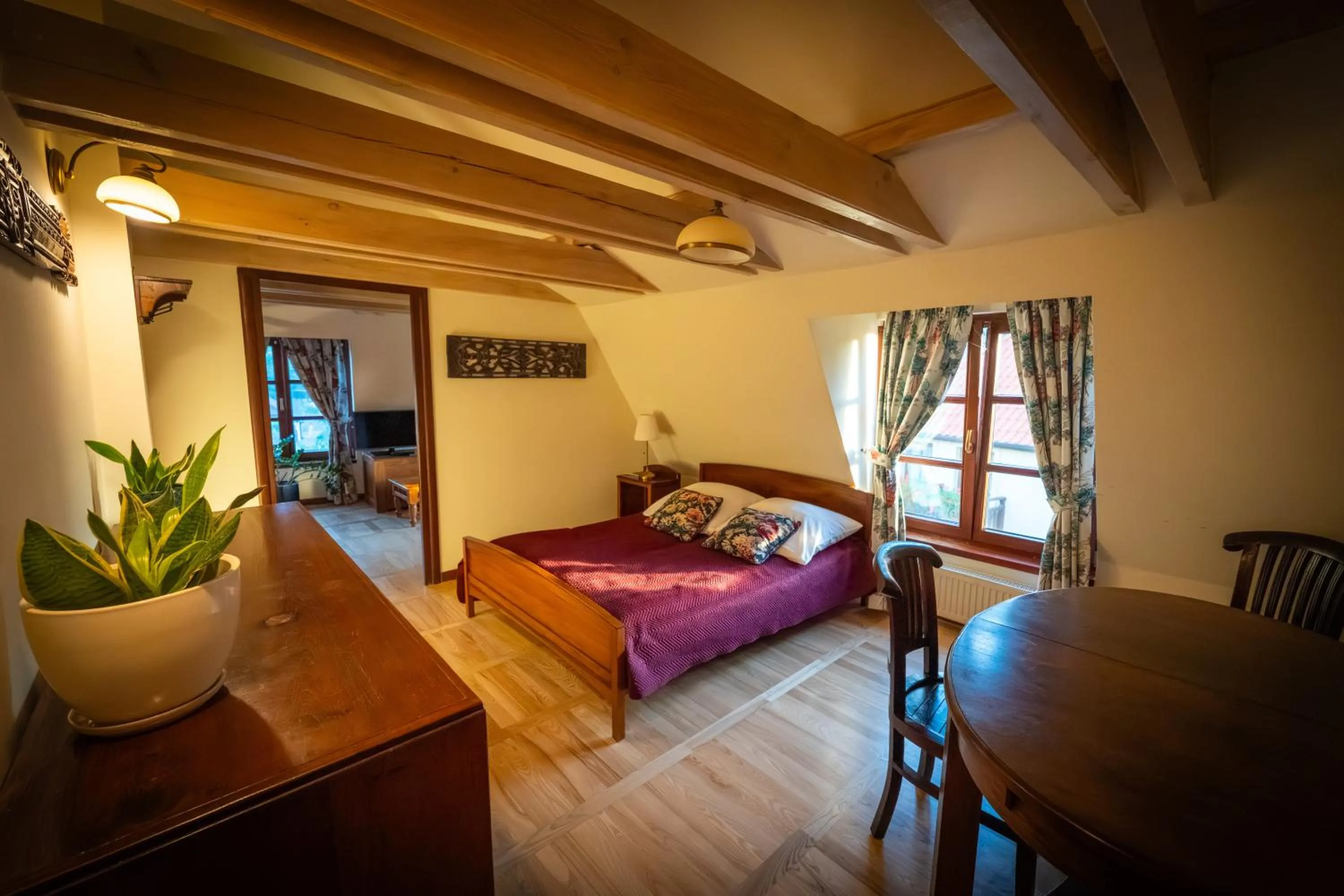 Photo of the whole room, Bed in Agharta