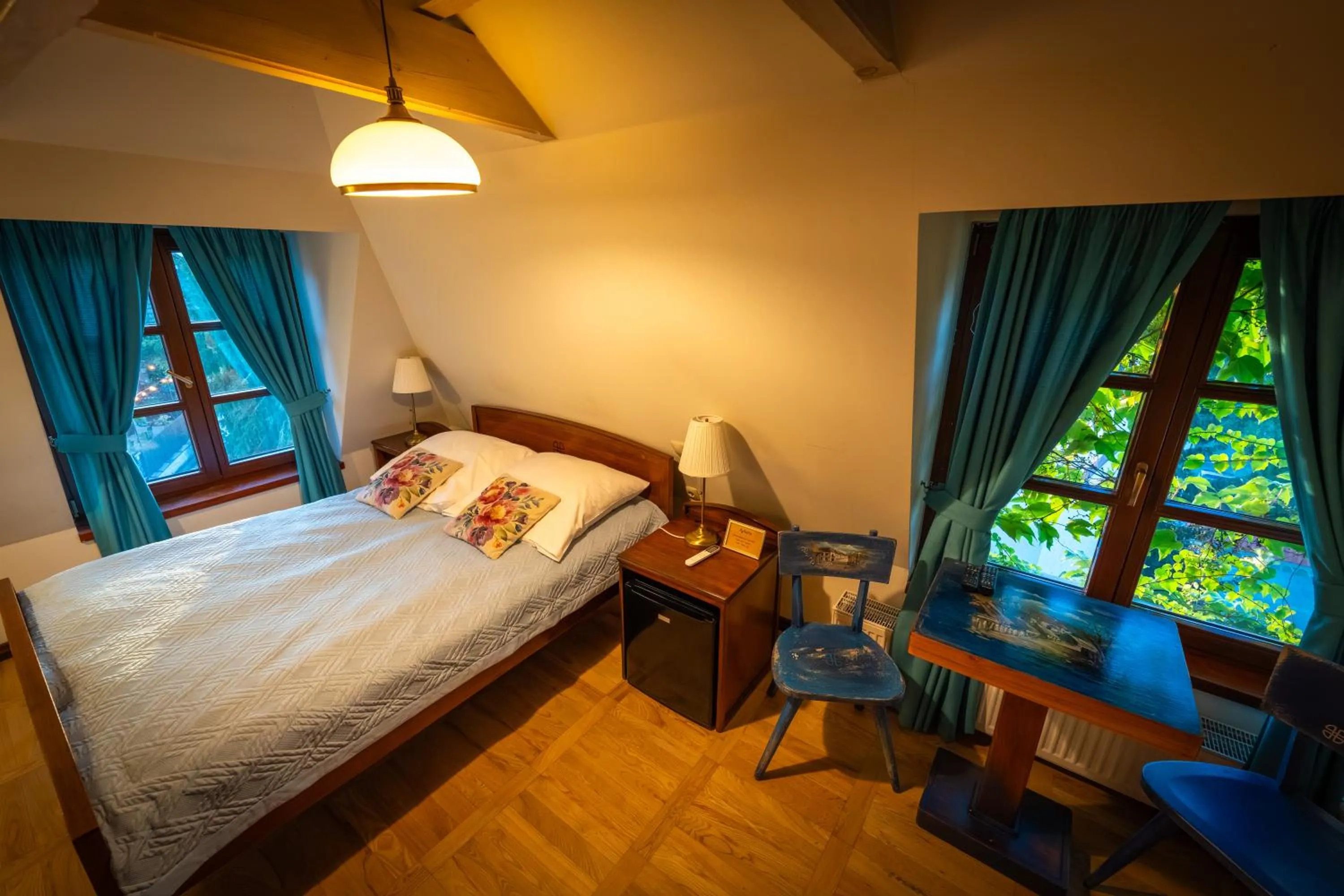 Photo of the whole room, Bed in Agharta