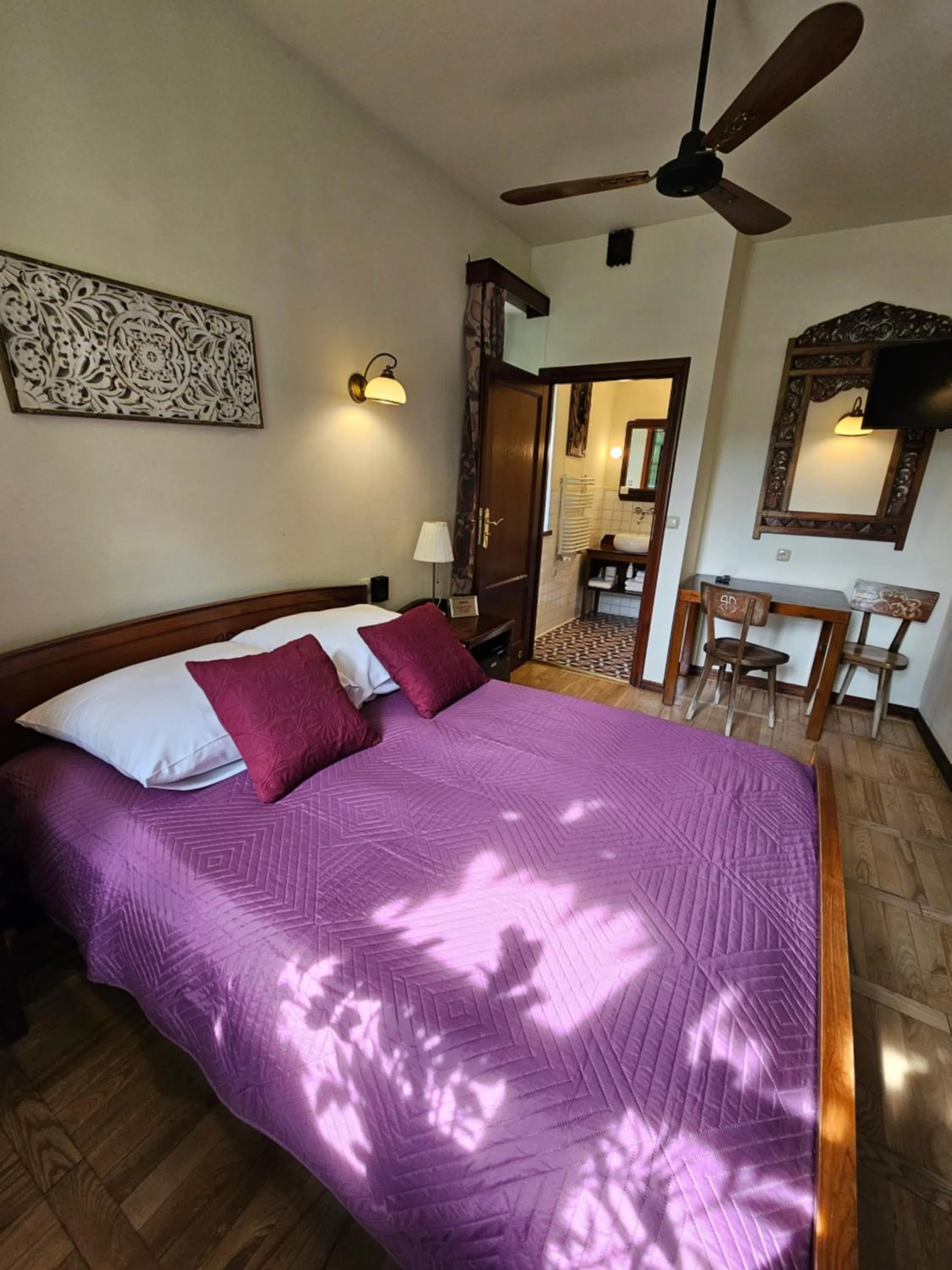 Photo of the whole room, Bed in Agharta