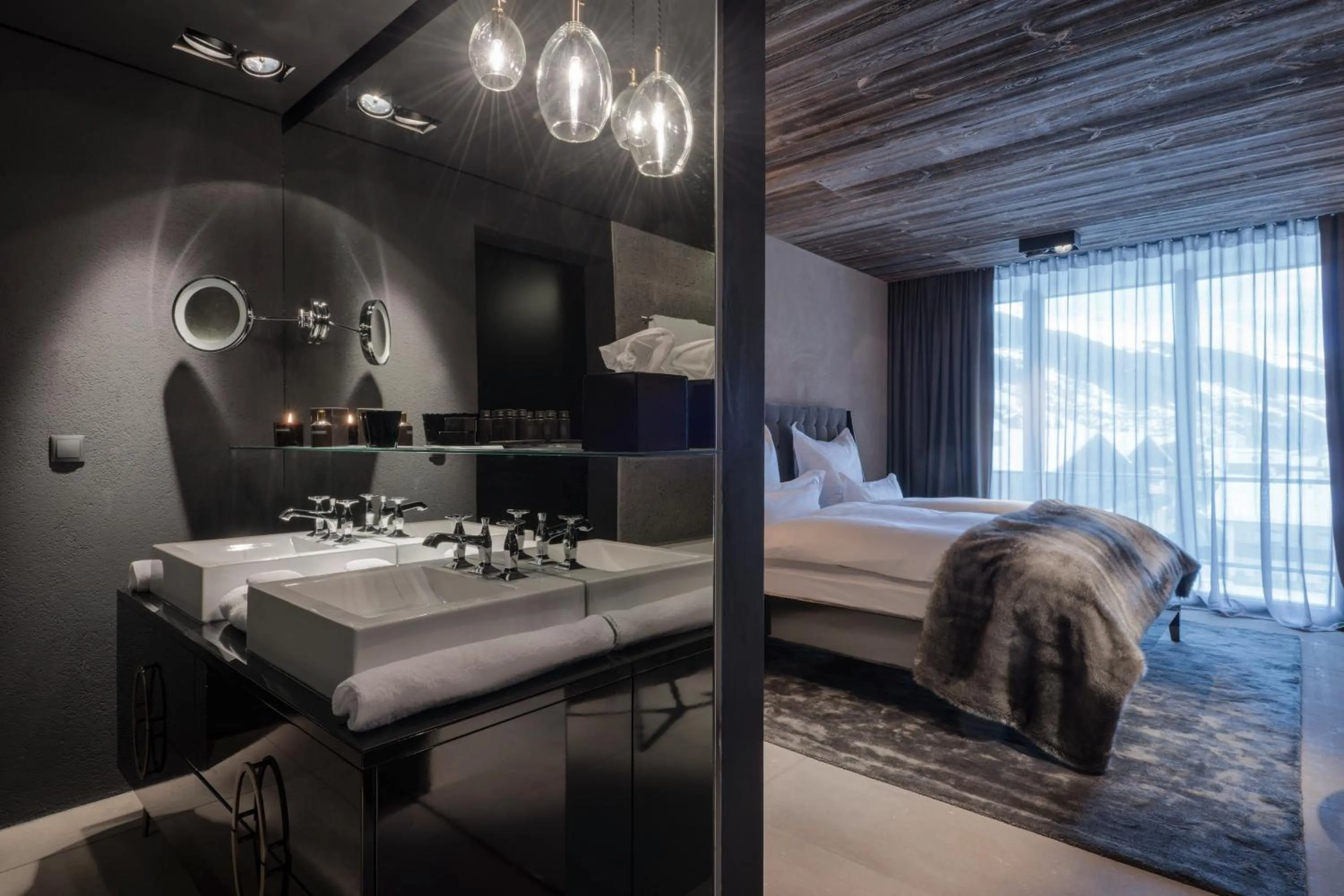 Bathroom, Bed in Hotel Zhero – Ischgl/Kappl