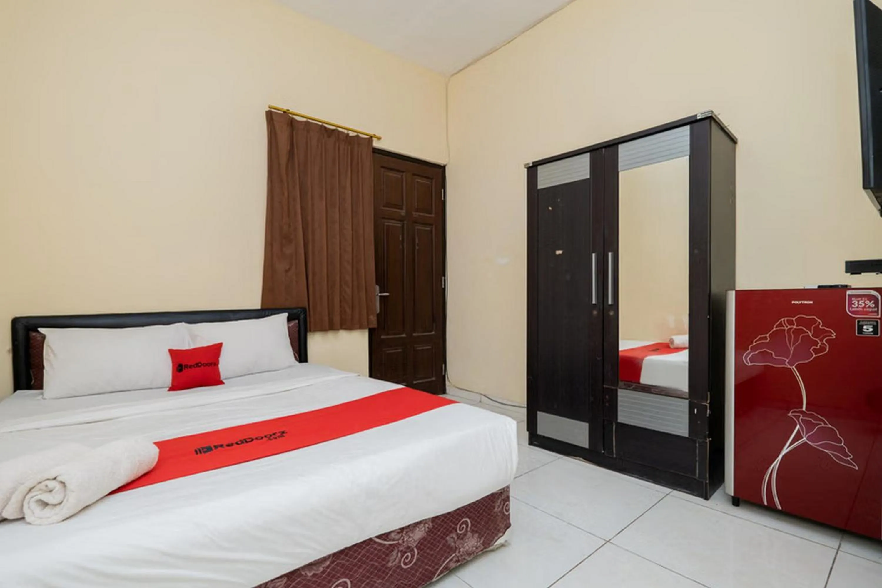 Bedroom, Bed in RedDoorz At Graha 99 Simomulyo