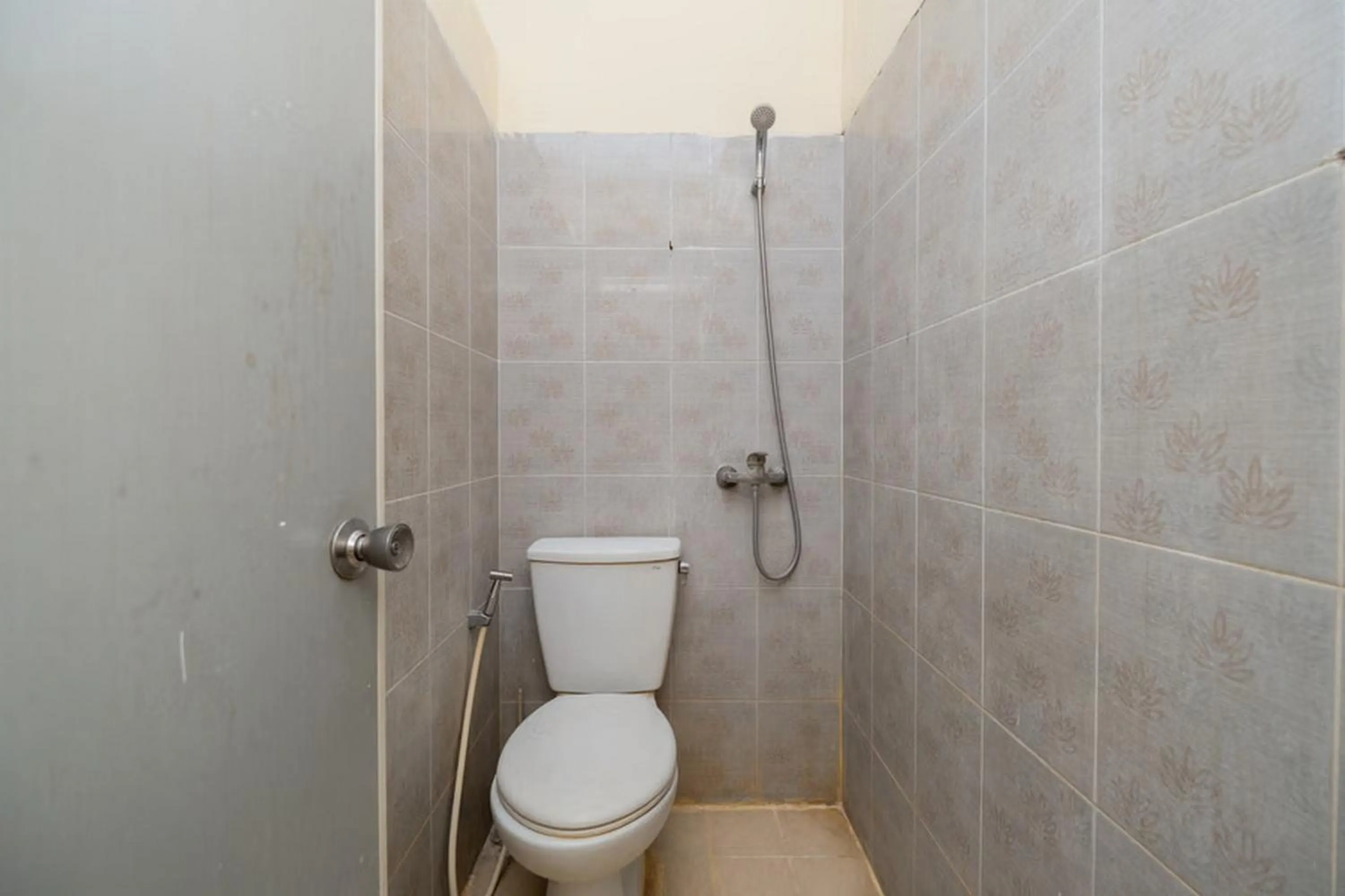 Bathroom in RedDoorz At Graha 99 Simomulyo