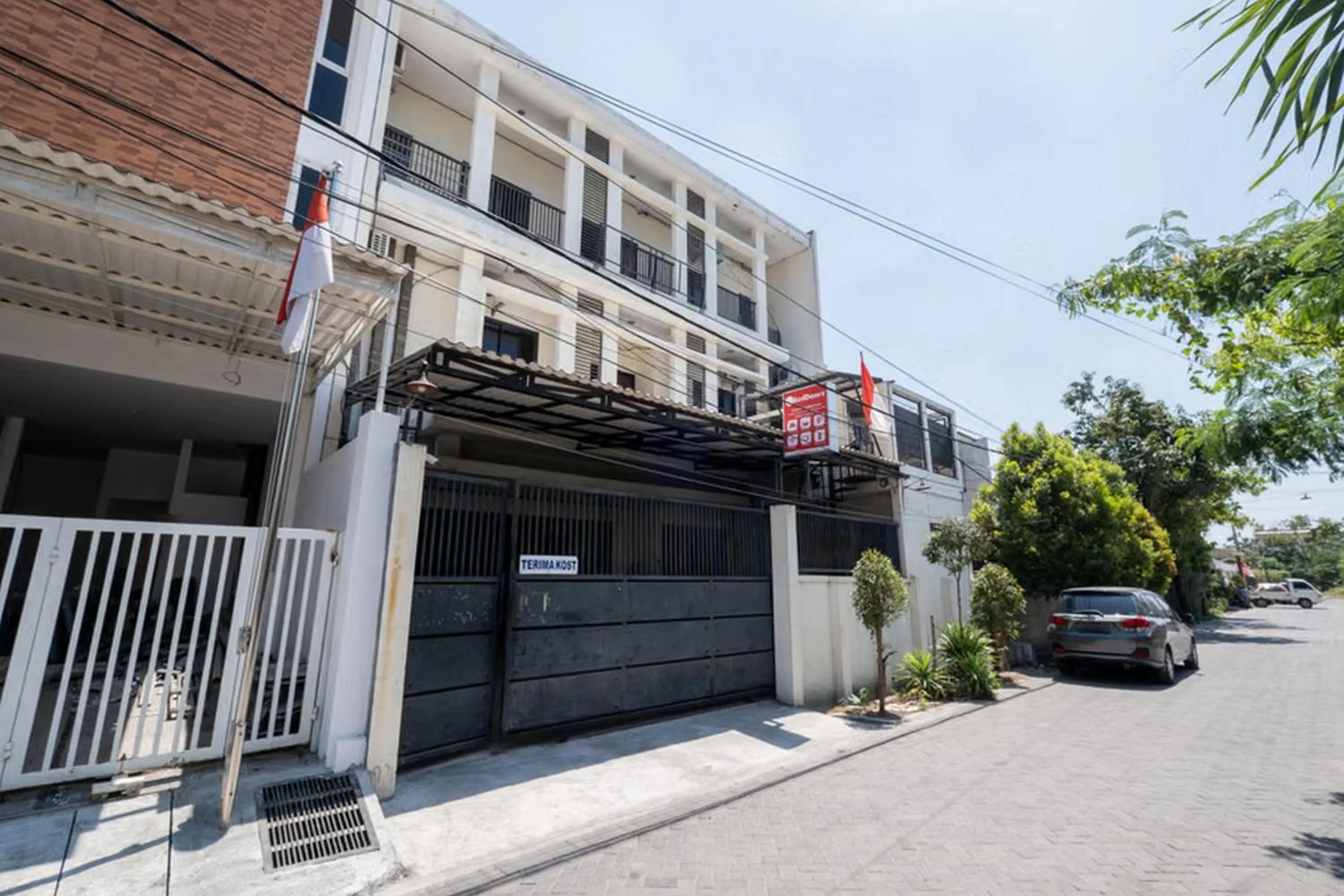 Facade/entrance in RedDoorz At Graha 99 Simomulyo