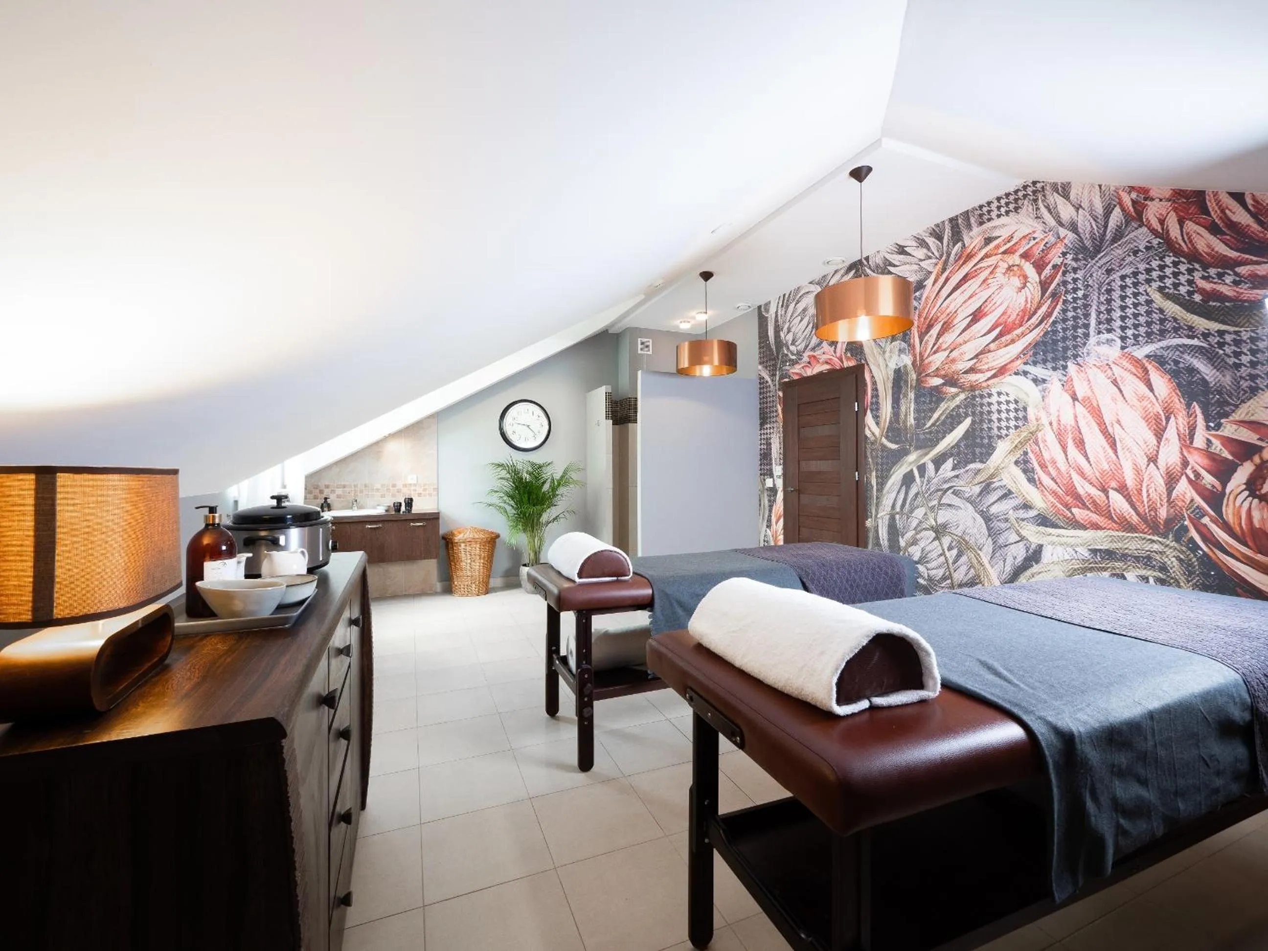 Swimming pool, Bed in Hotel Sobienie Królewskie