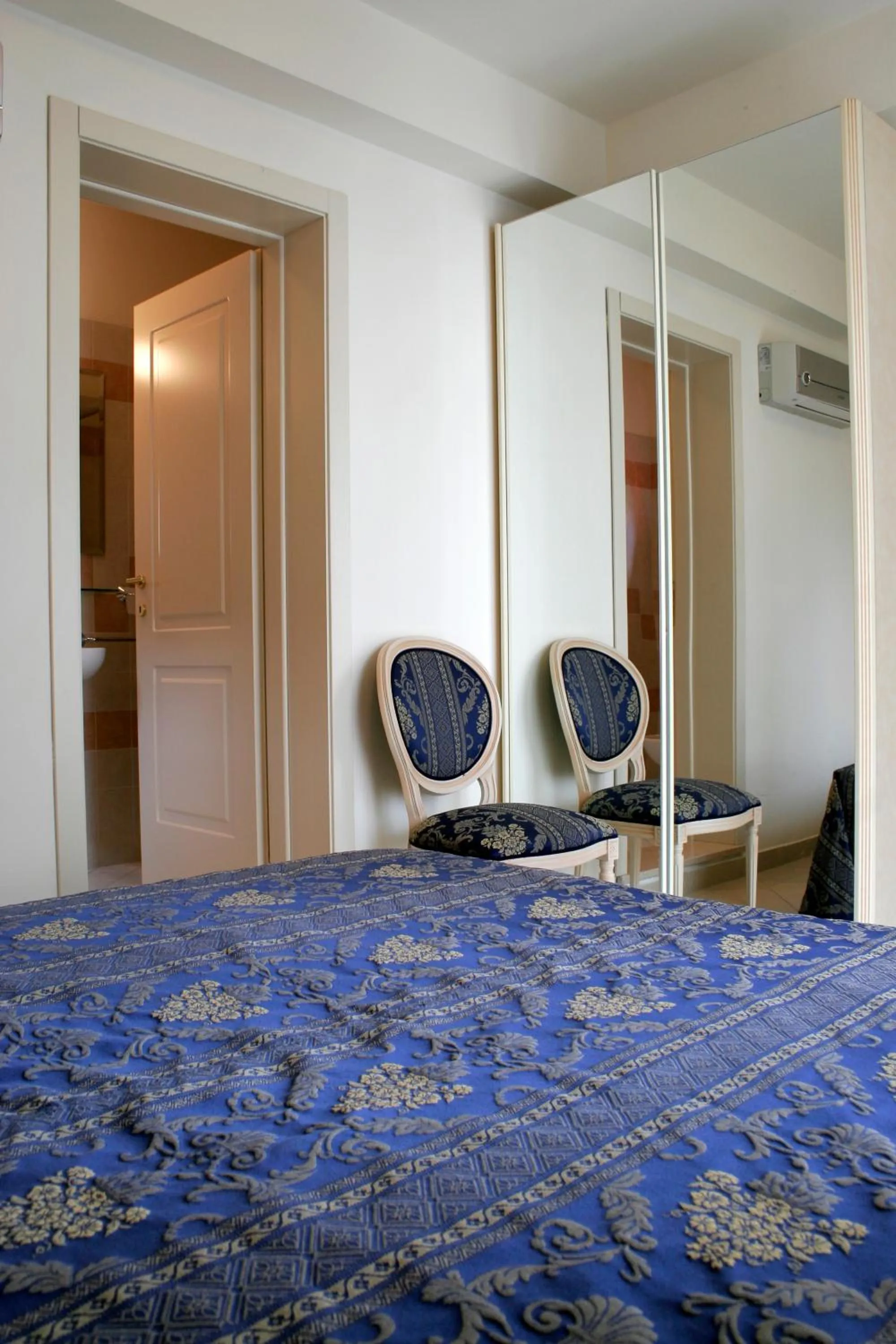 Seating area, Bed in Residence Olimpo