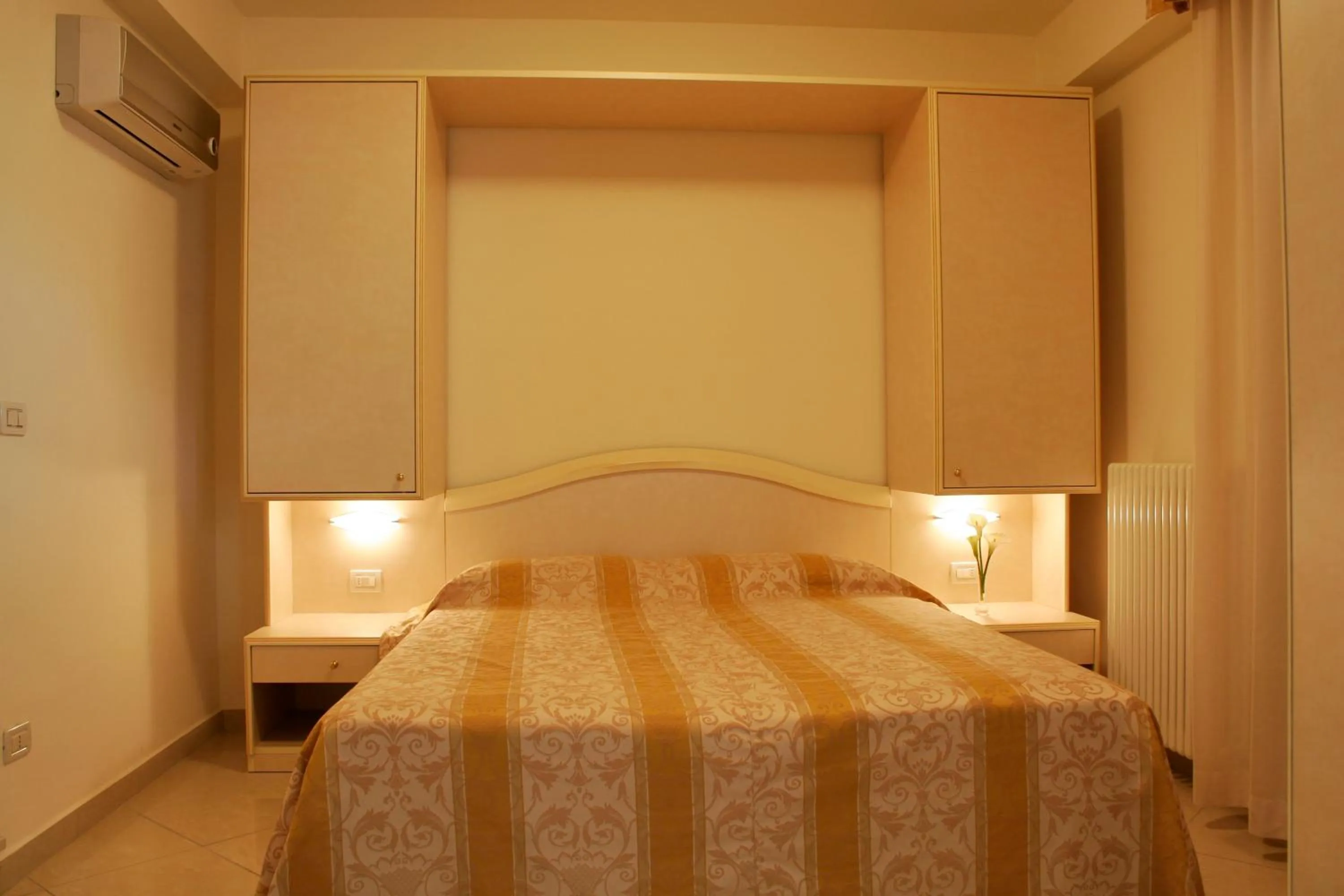 Photo of the whole room, Bed in Residence Olimpo