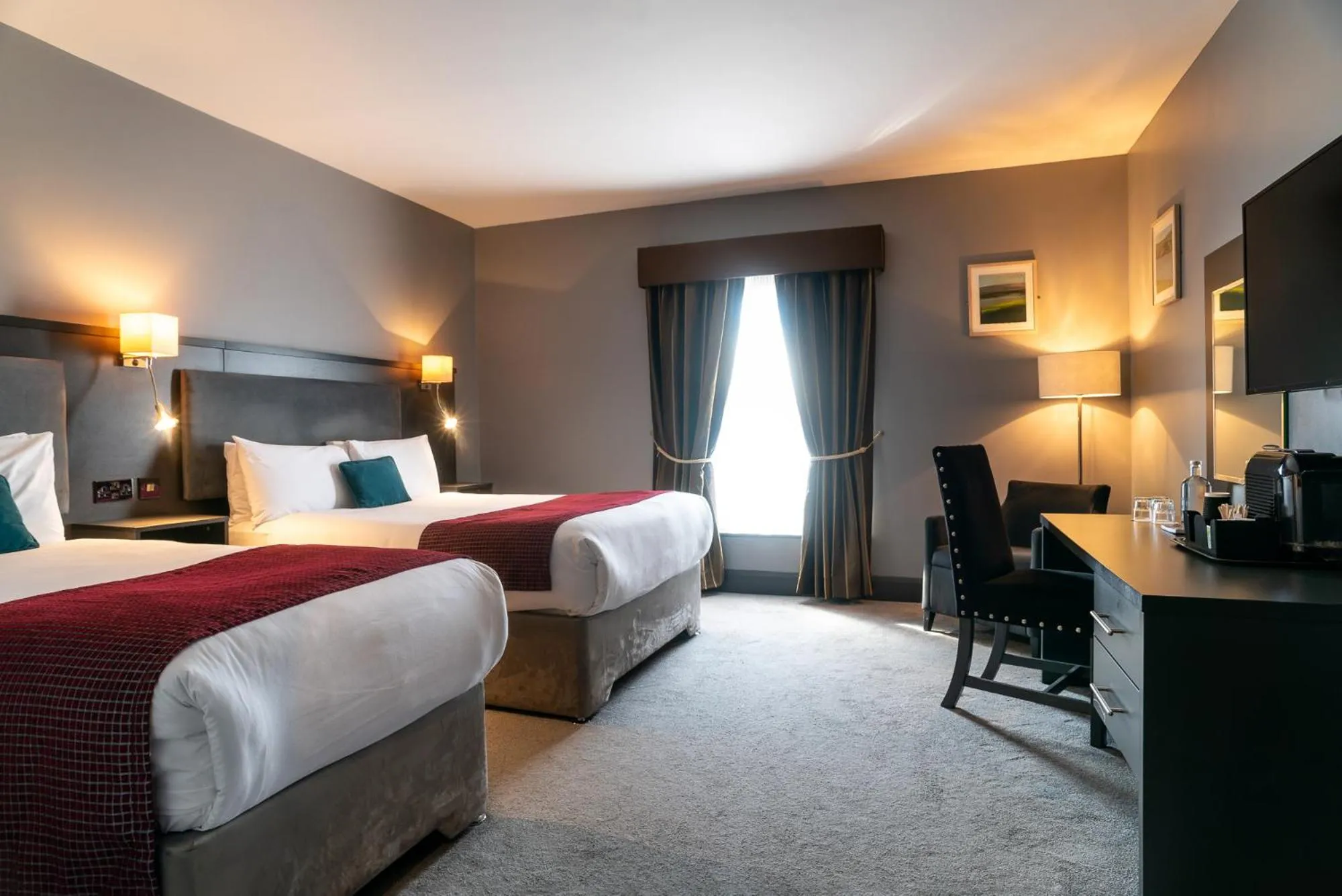 Bedroom, Bed in Cliffs of Moher Hotel