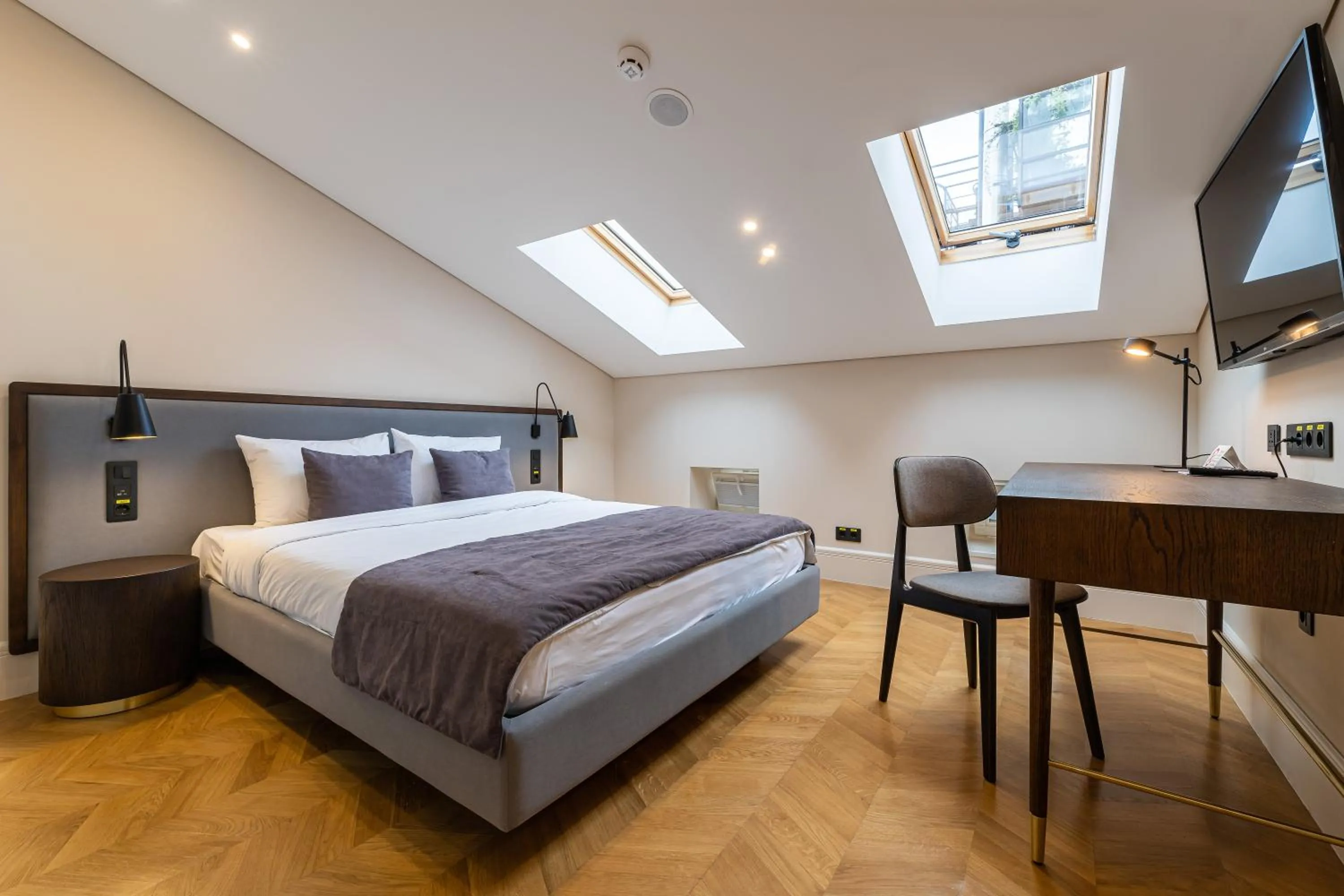 Small Double Room in On The Square