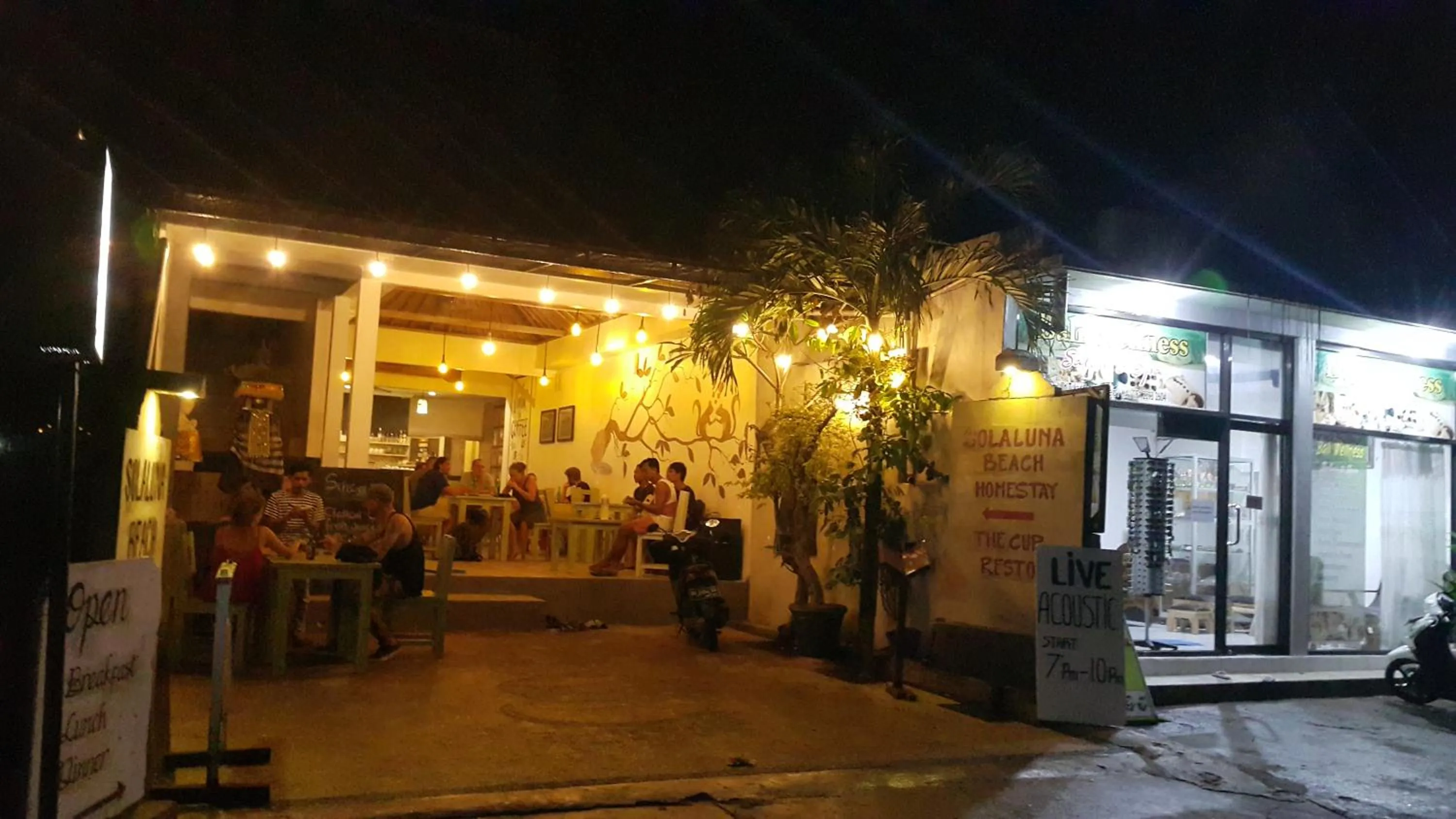 Restaurant/places to eat in Solaluna Beach Homestay