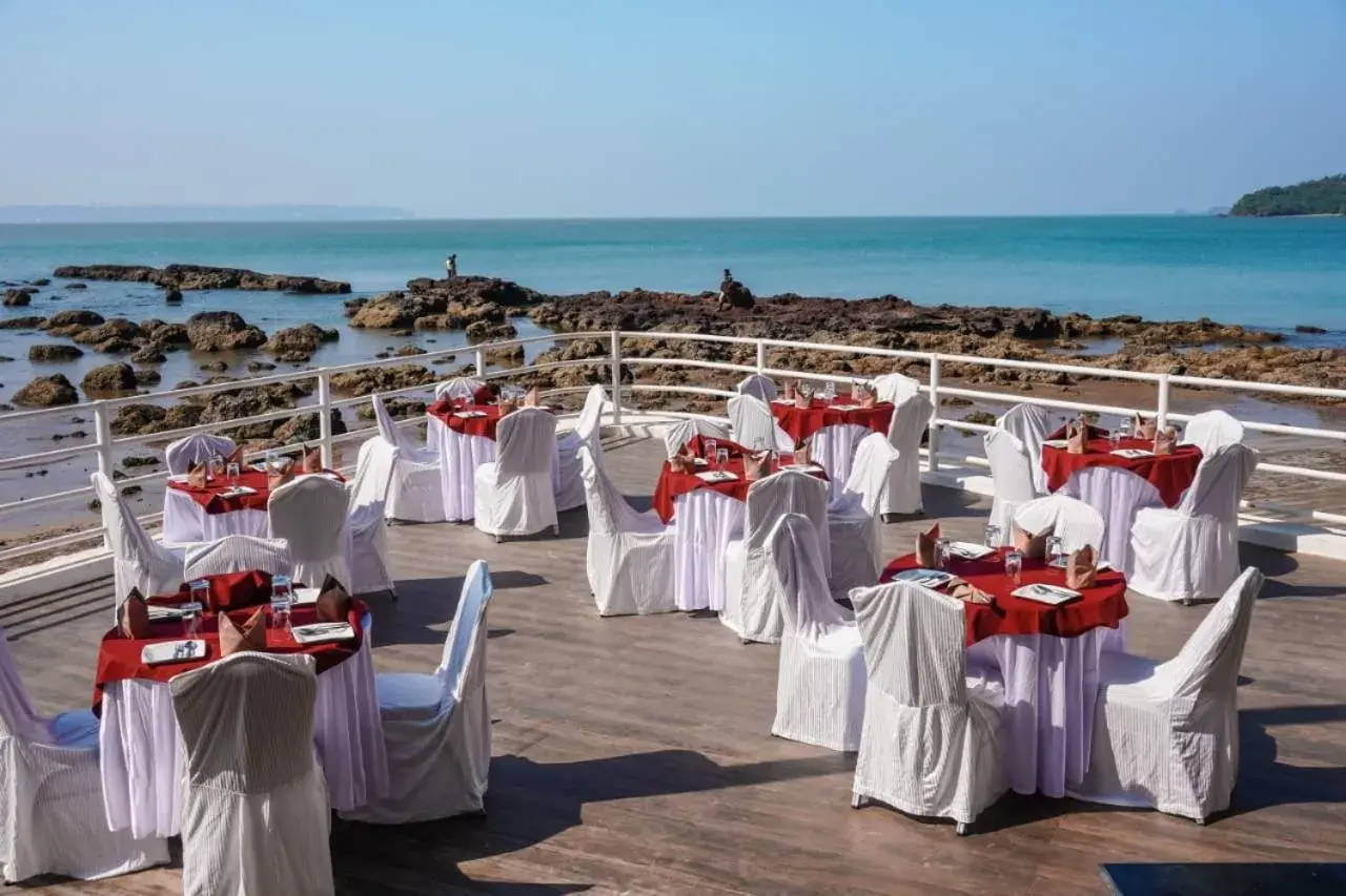 Restaurant/places to eat in Bambolim Beach Resort Restaurant/places to eat in Bambolim Beach Resort