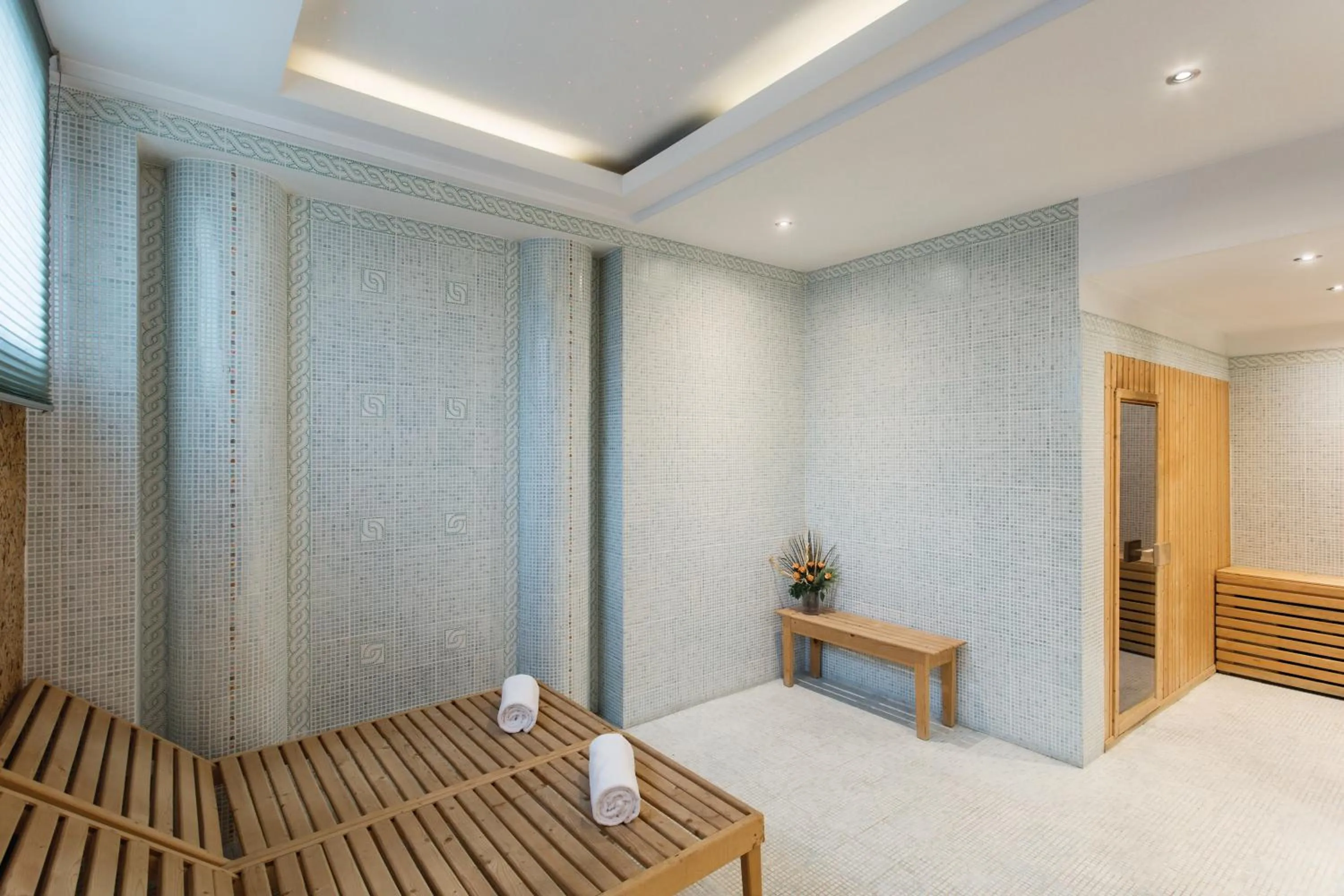 Fitness centre/facilities, Bed in Ramada Hotel & Suites by Wyndham Bucharest North