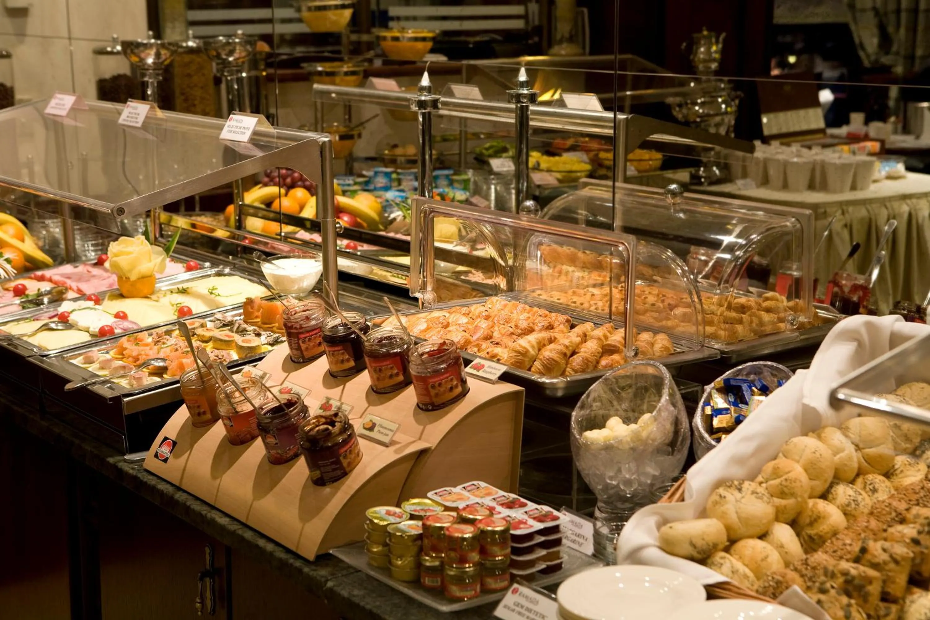 Restaurant/places to eat in Ramada Hotel & Suites by Wyndham Bucharest North