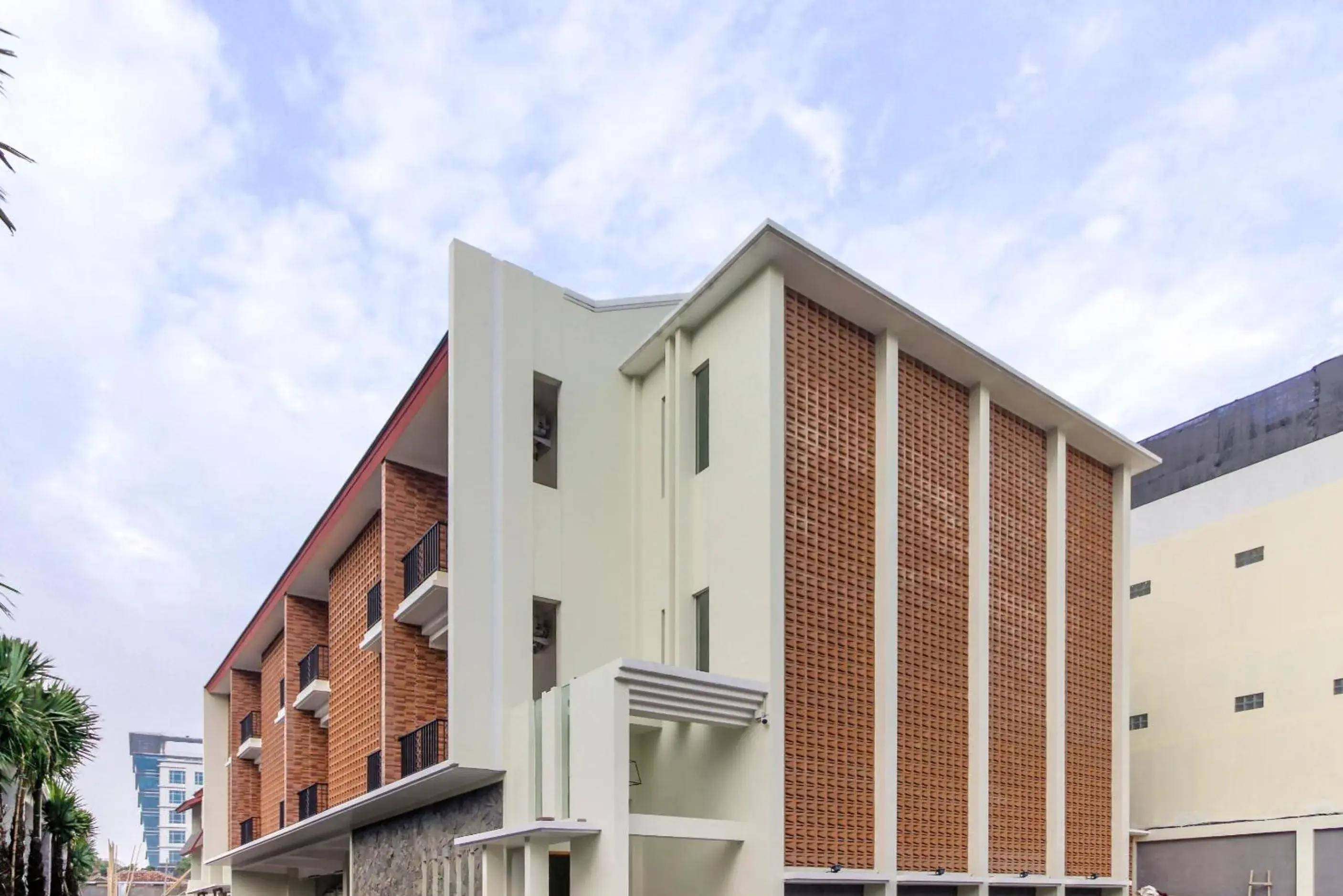 Property building in RedDoorz Premium near Ragunan Zoo 2 Property building in RedDoorz Premium near Ragunan Zoo 2