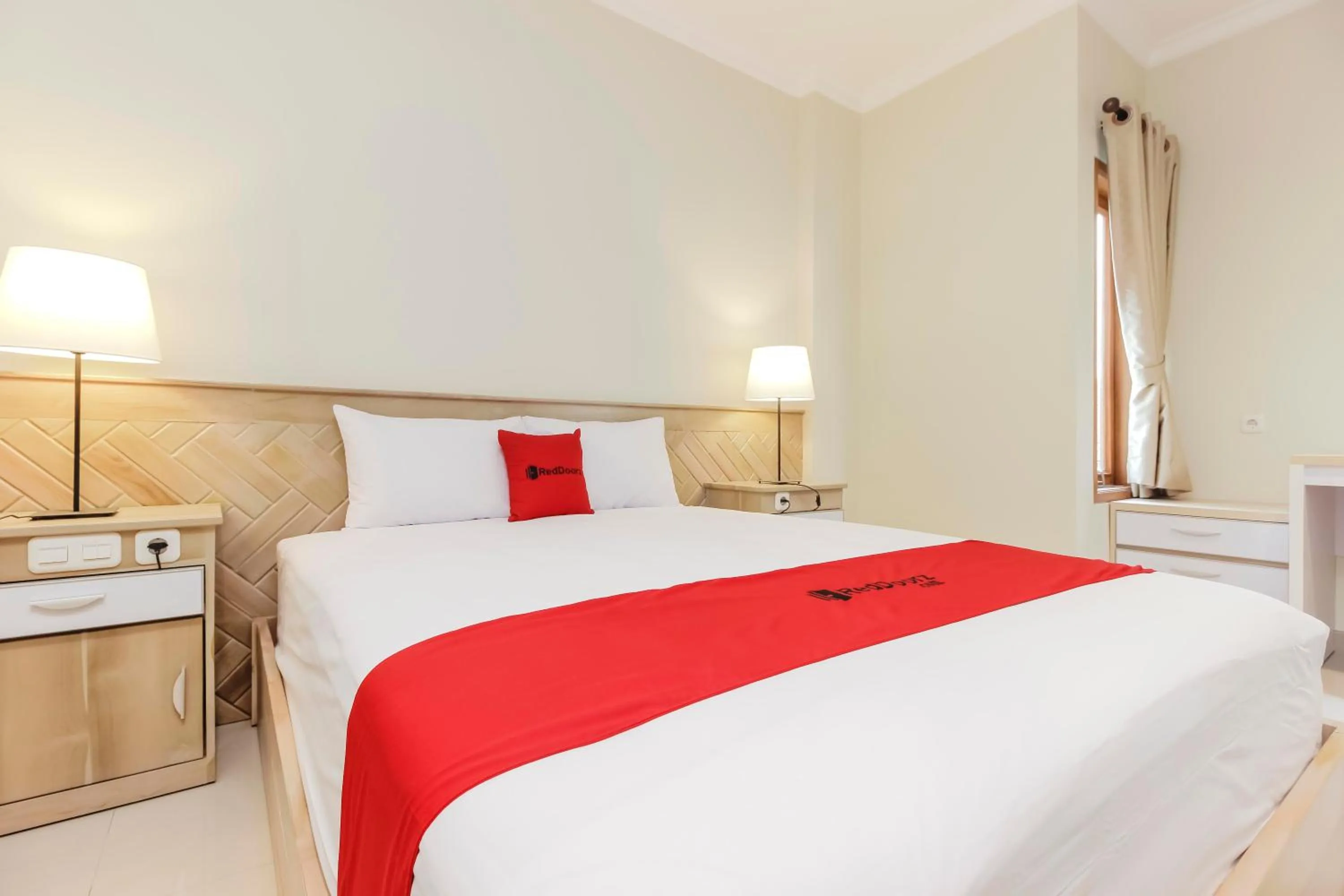 Bedroom, Bed in RedDoorz Premium near Ragunan Zoo 2