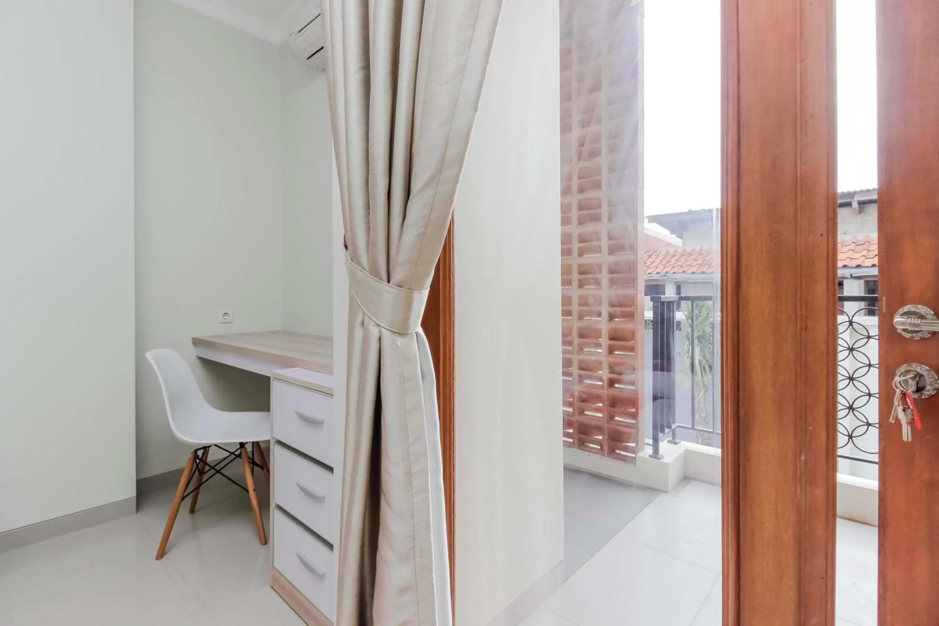 Bedroom in RedDoorz Premium near Ragunan Zoo 2