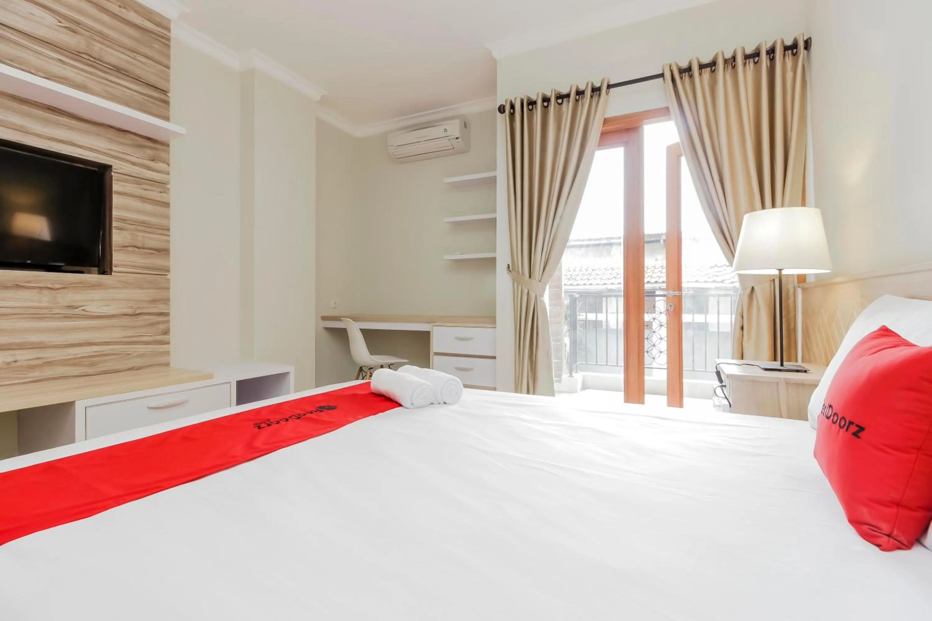 Bedroom, Bed in RedDoorz Premium near Ragunan Zoo 2