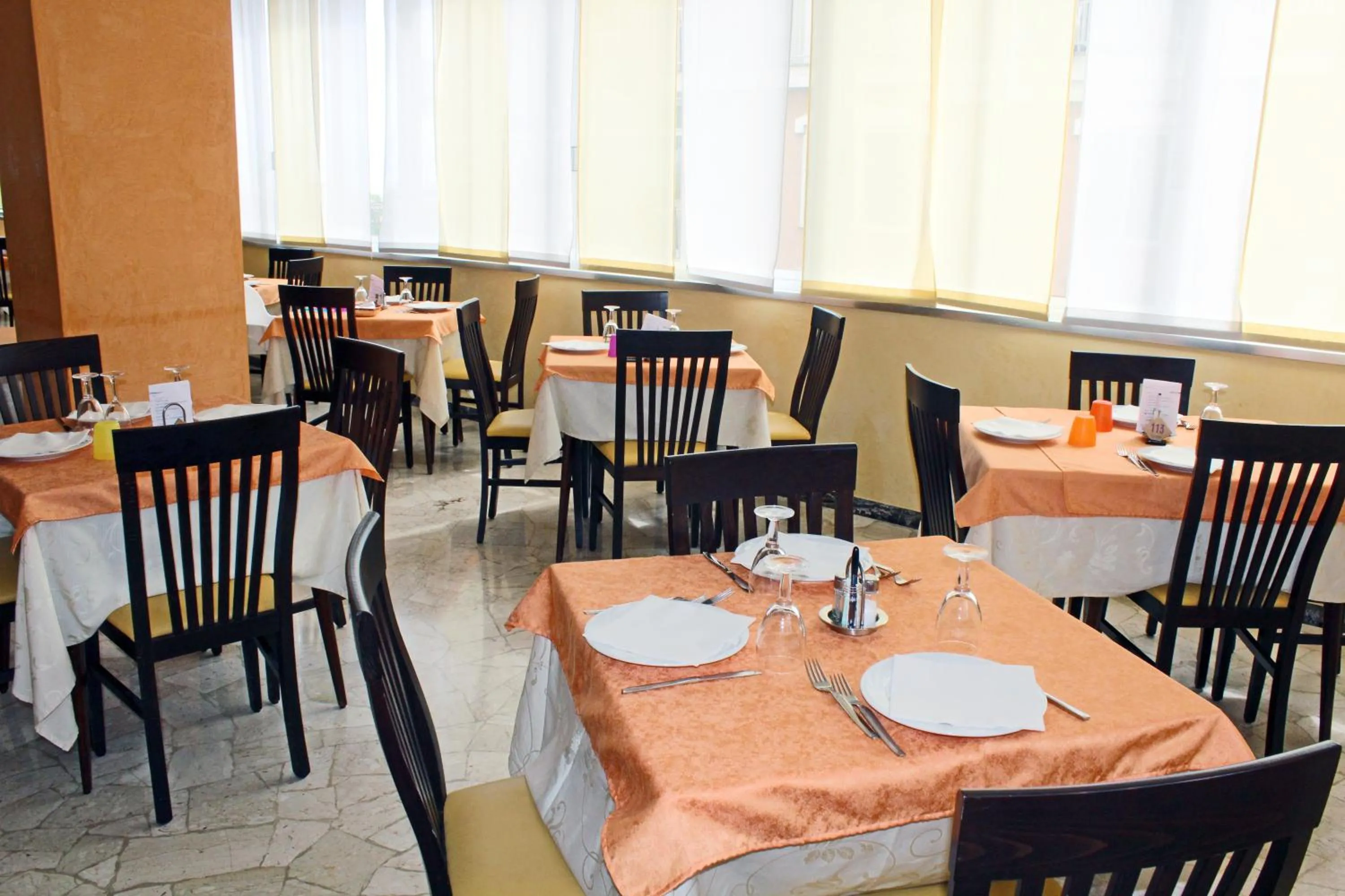 Restaurant/places to eat in Hotel Colombo