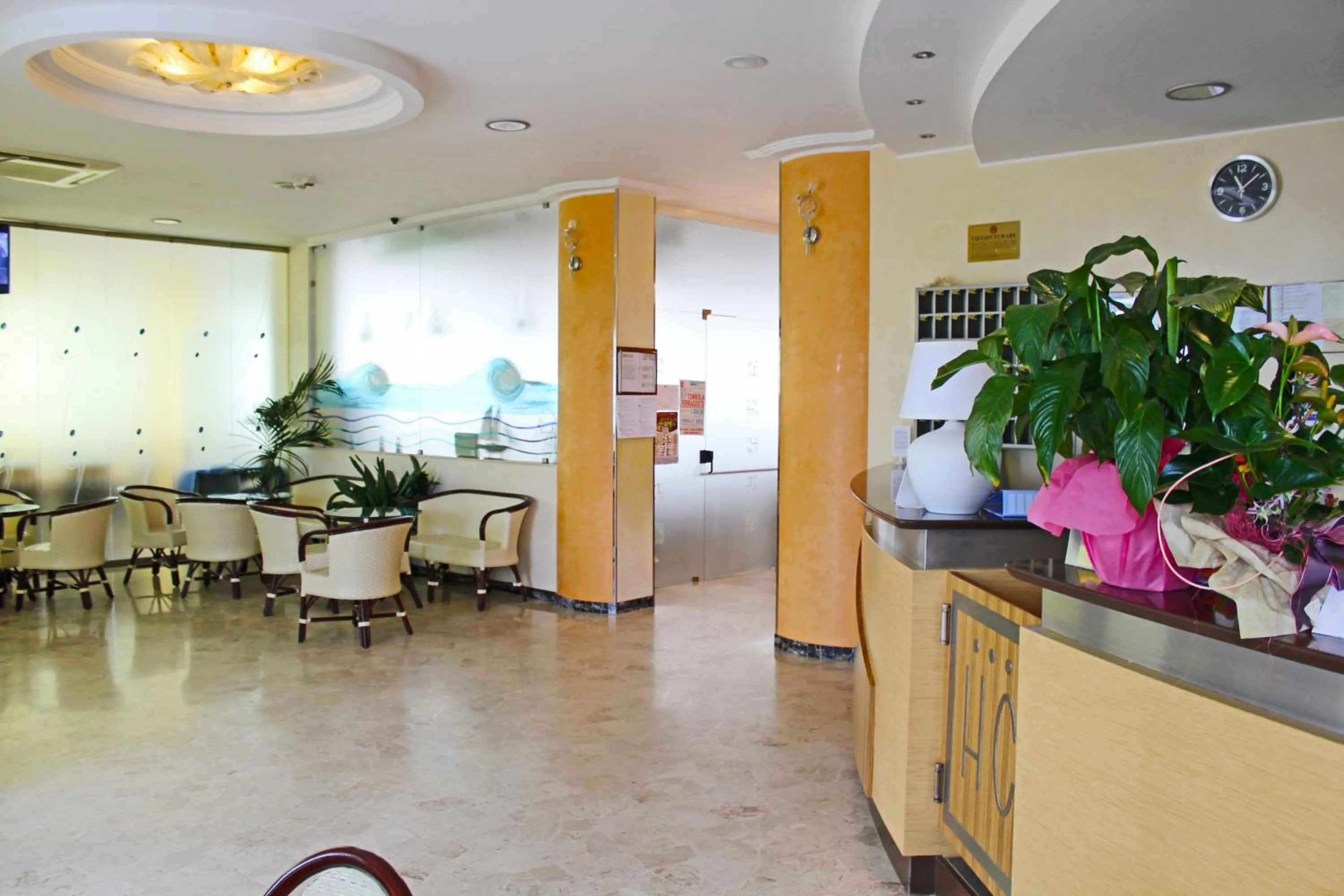 Communal lounge/ TV room in Hotel Colombo