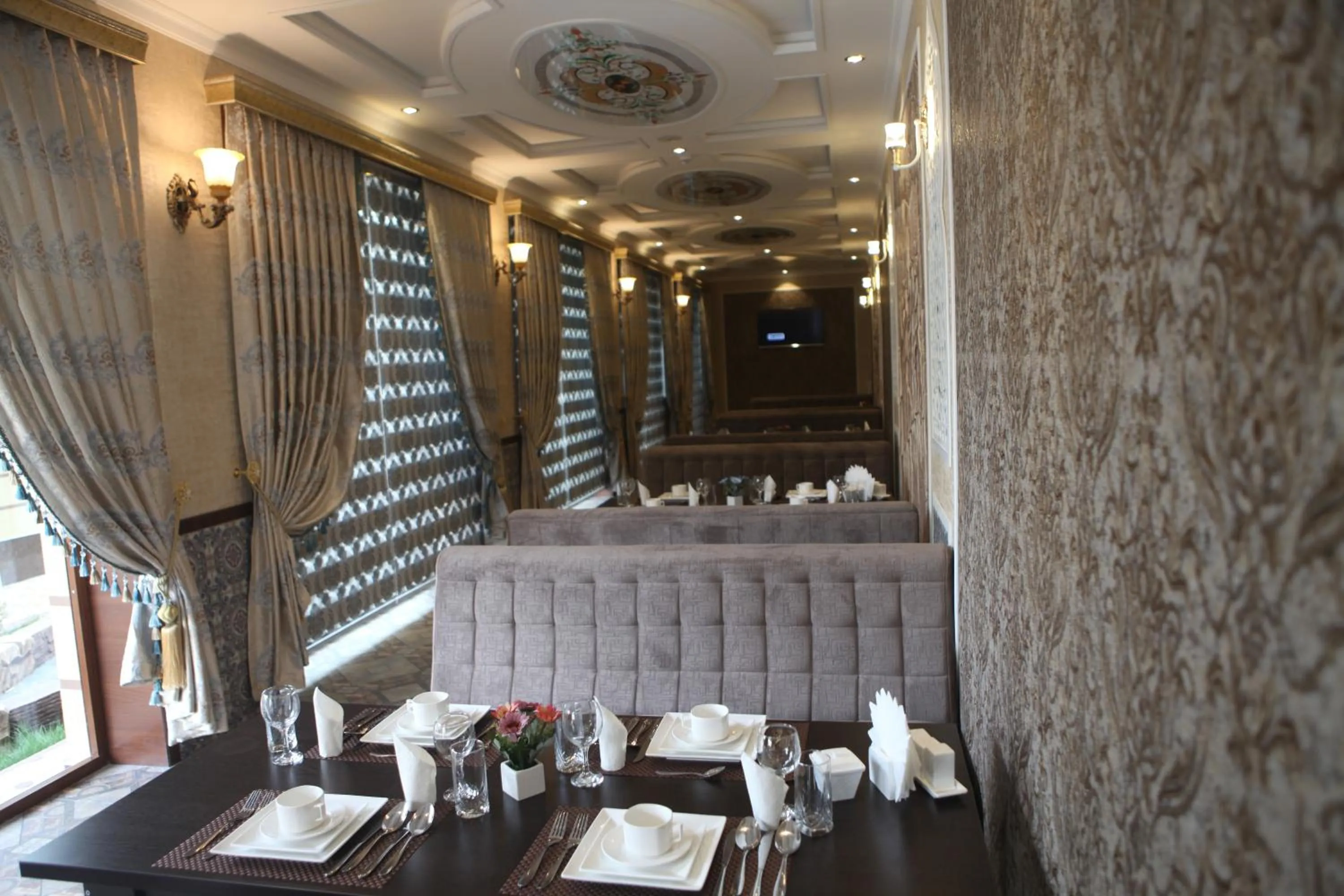 Restaurant/places to eat in Hotel Naxshab