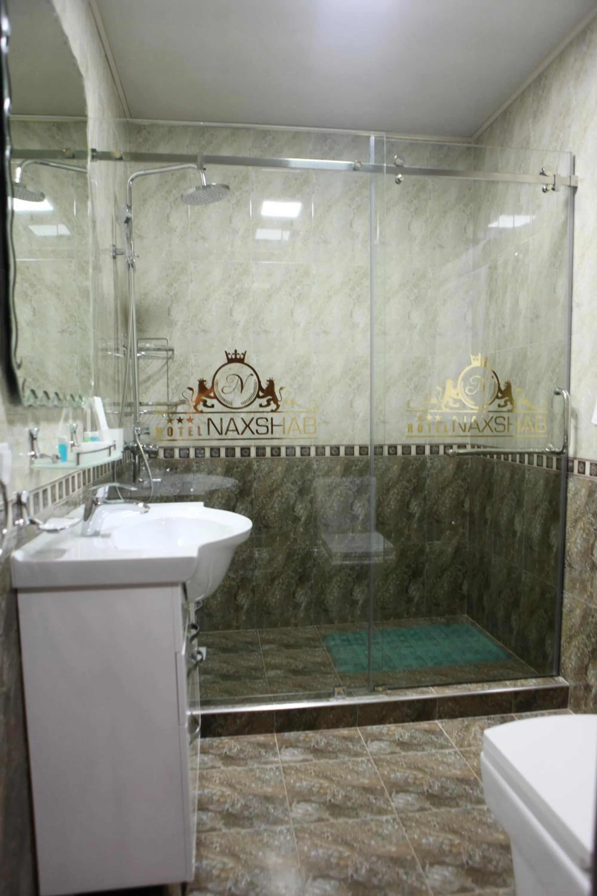 Shower in Hotel Naxshab