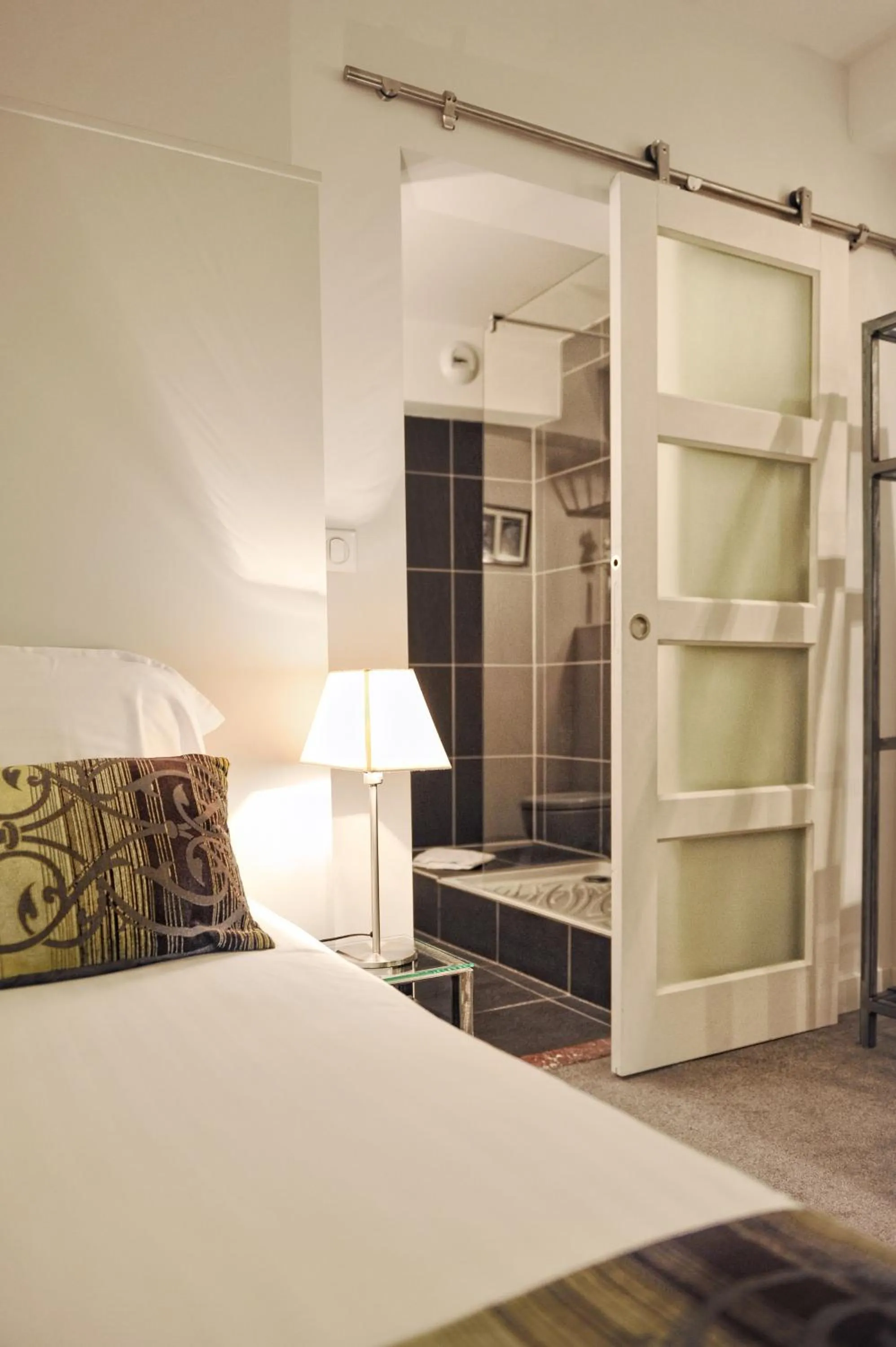 Bed in Hôtel des Arts