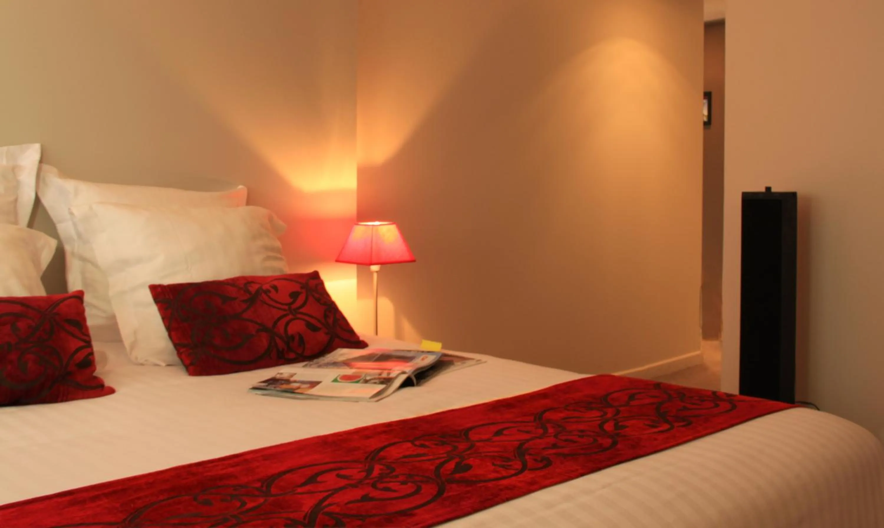 Bed in Hôtel des Arts