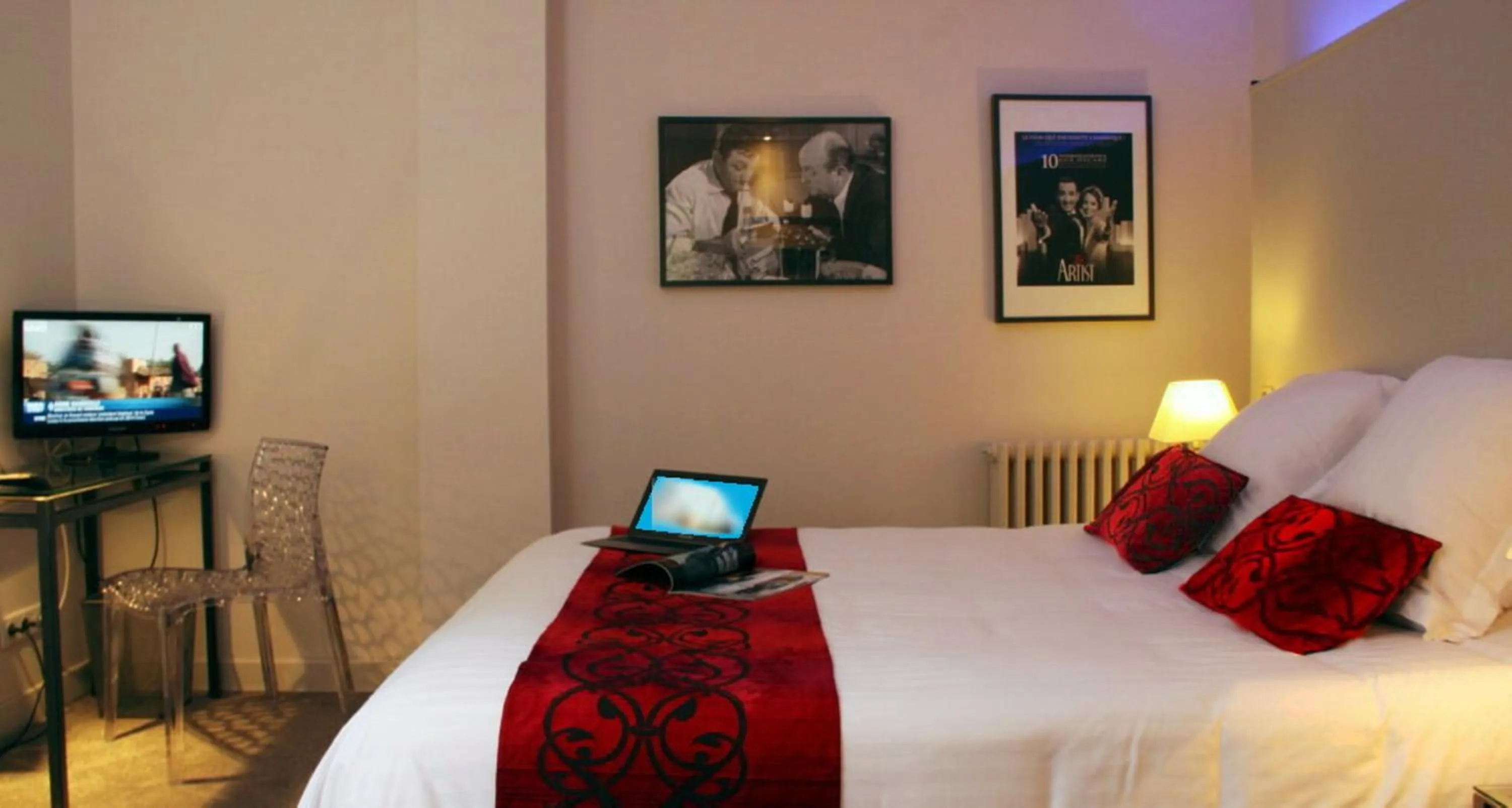 Bed in Hôtel des Arts