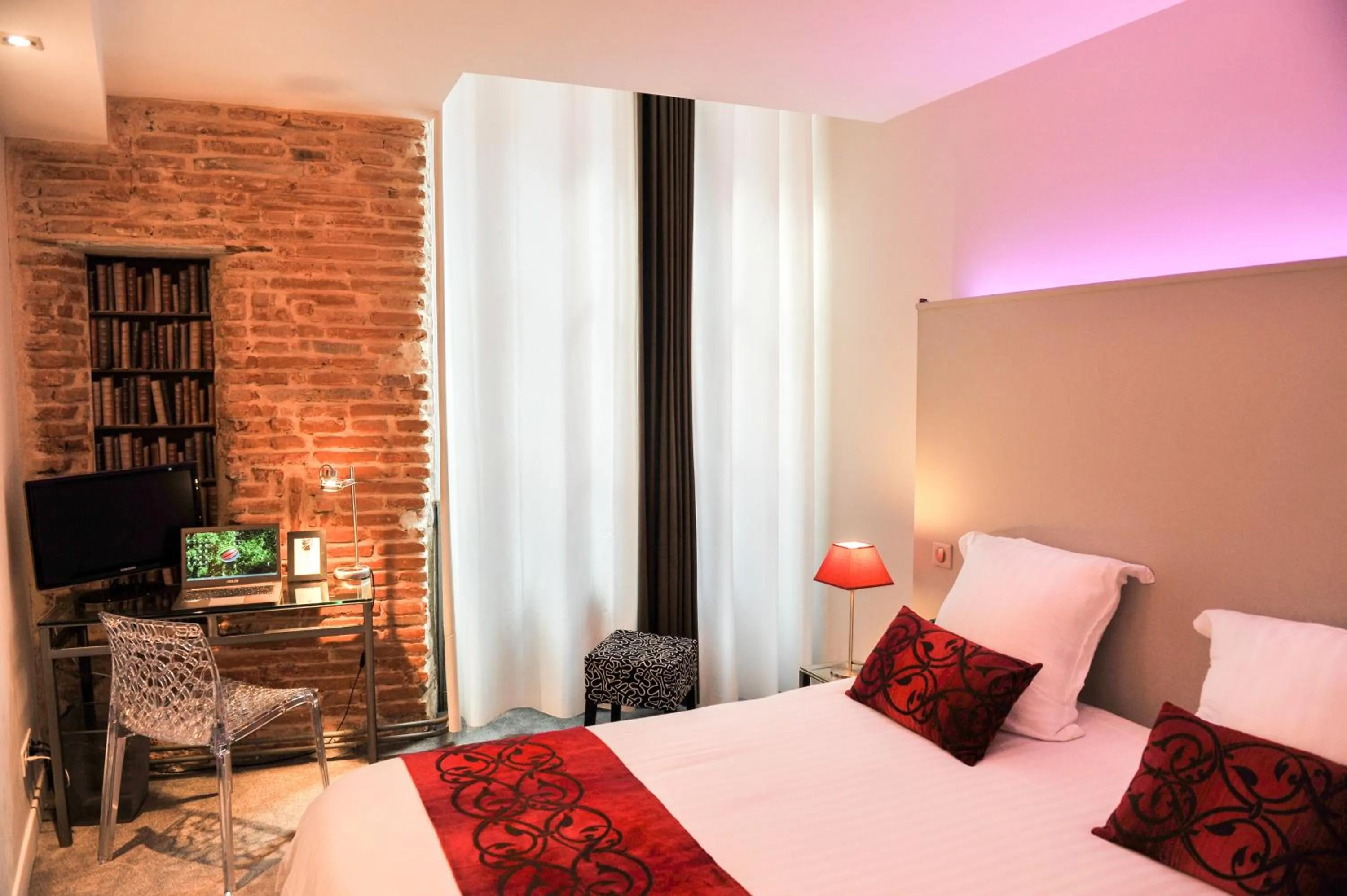 Bed in Hôtel des Arts