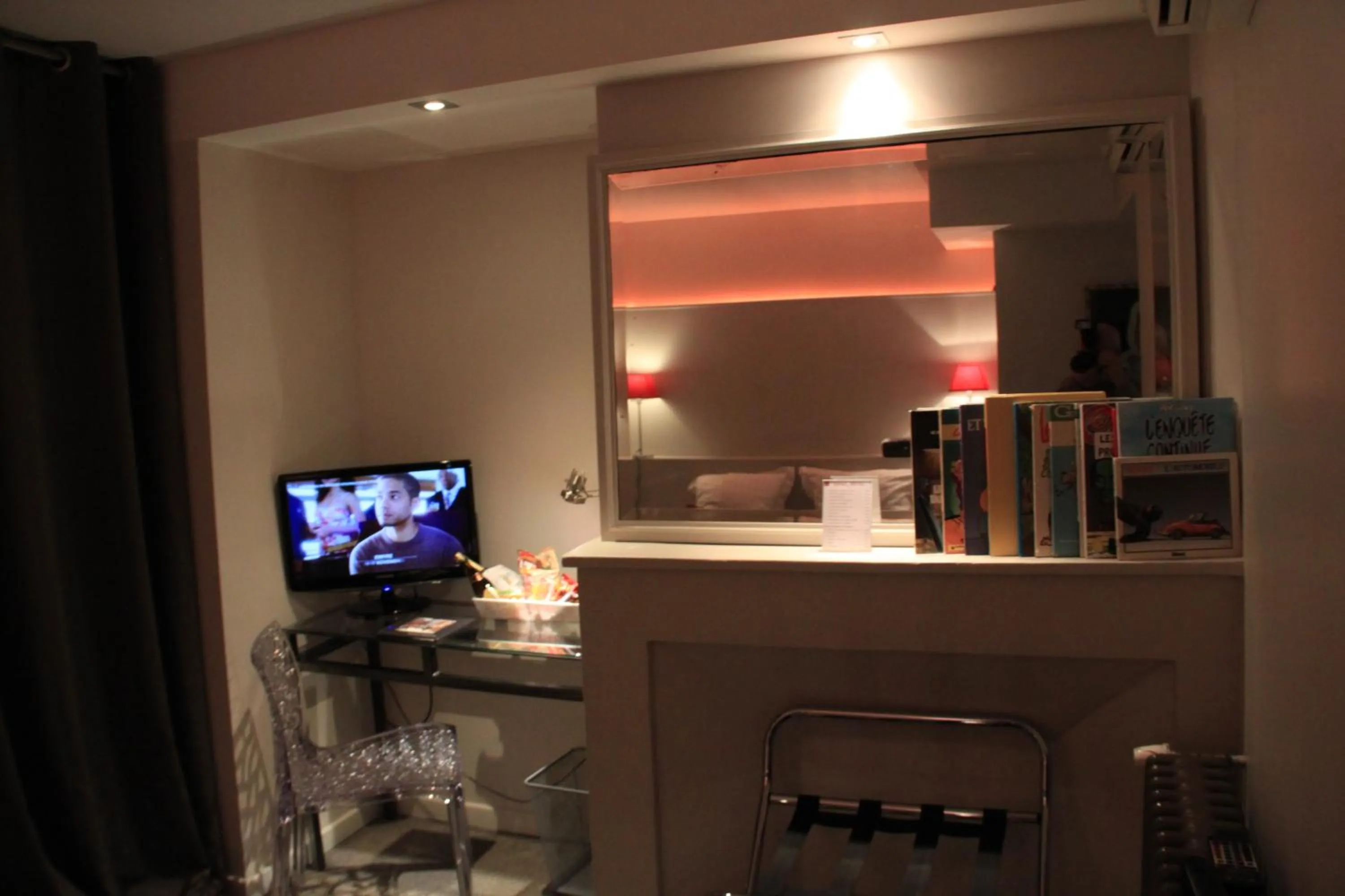 Bed in Hôtel des Arts