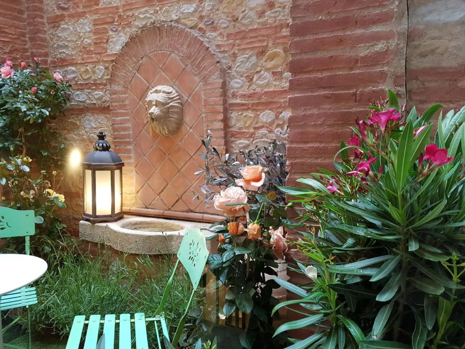 Patio in Hôtel des Arts