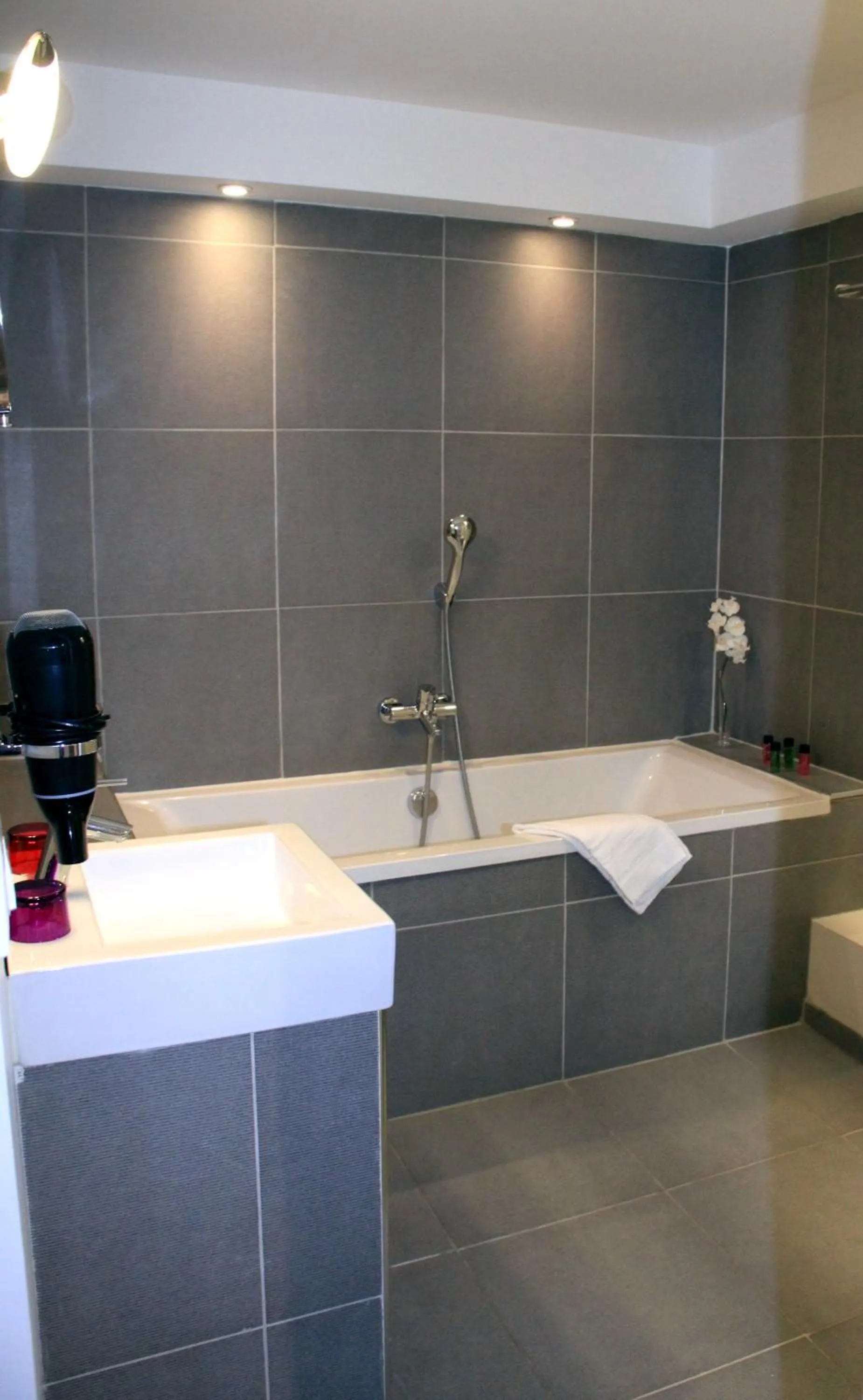 Bathroom in Hôtel des Arts