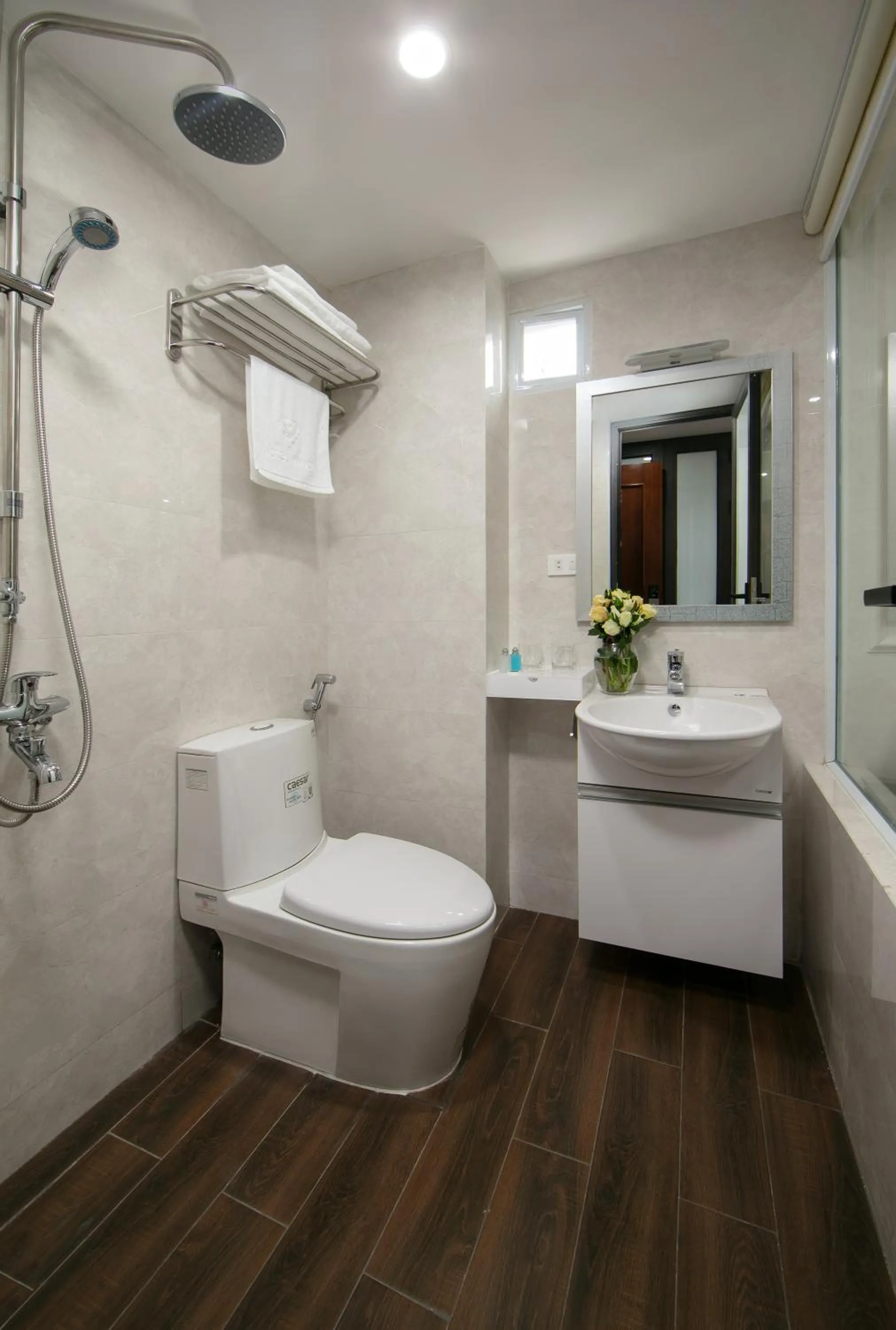 Bathroom in Golden Legend Palace Hotel & Travel