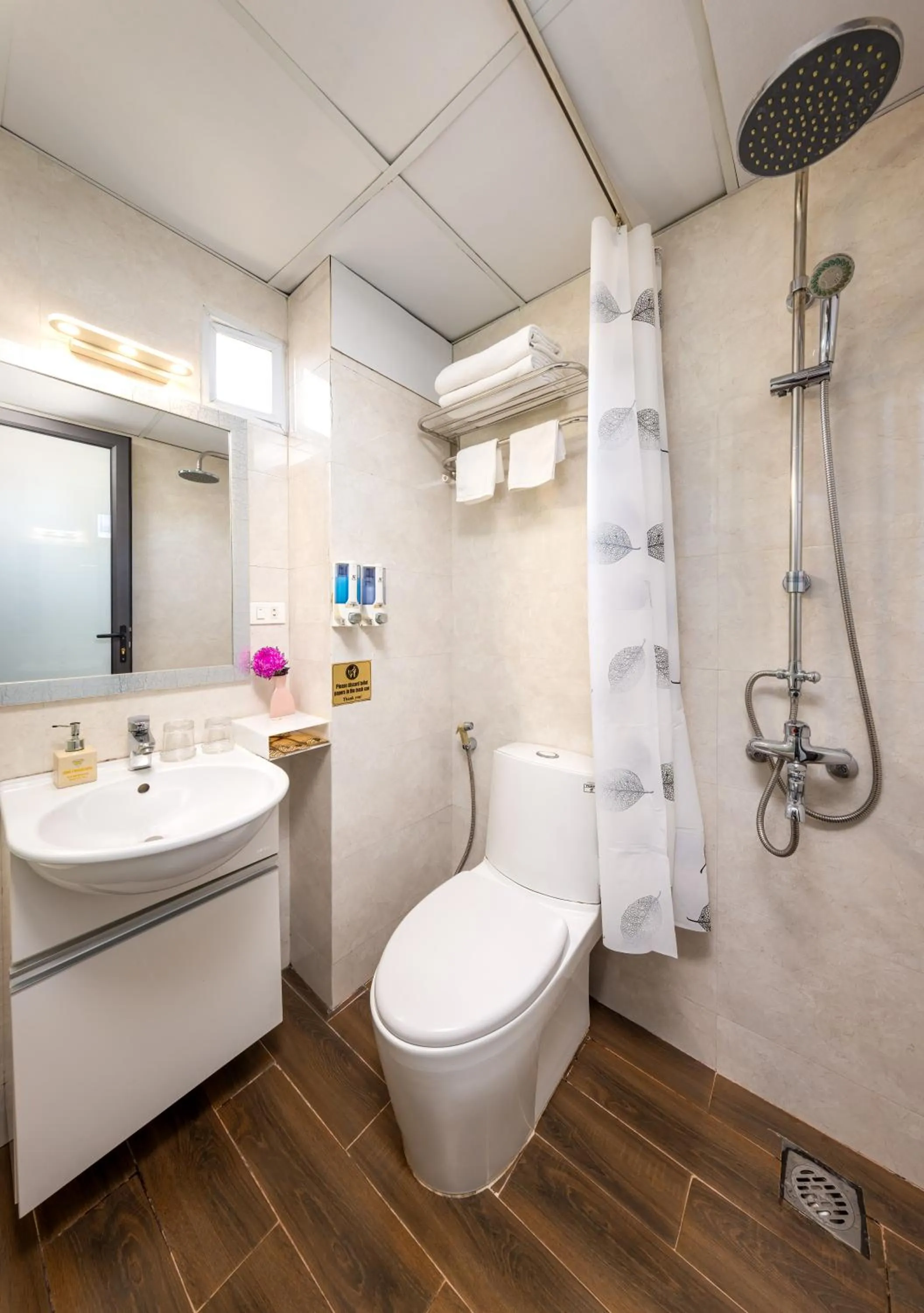 Shower in Golden Legend Palace Hotel & Travel