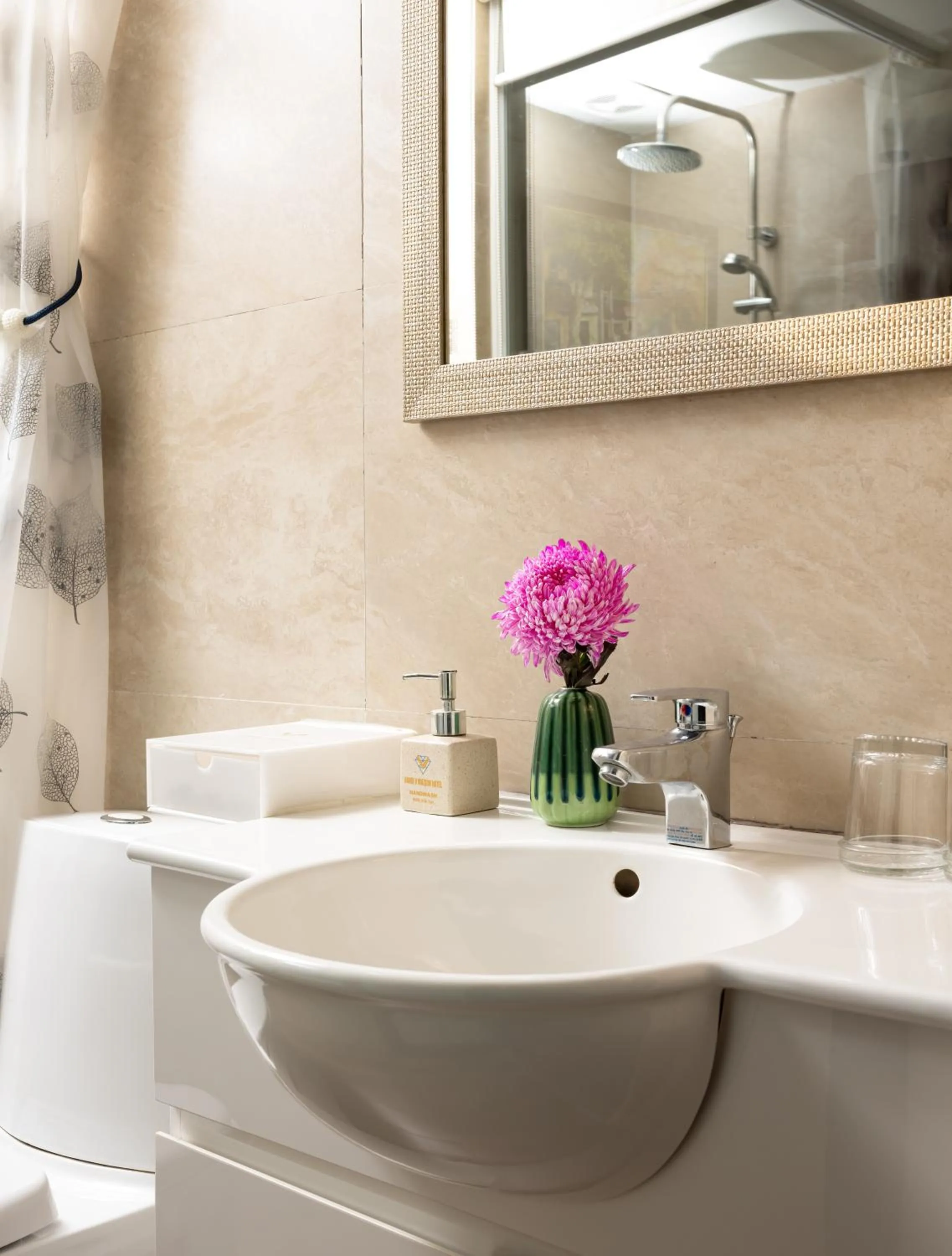 Bathroom in Golden Legend Palace Hotel & Travel