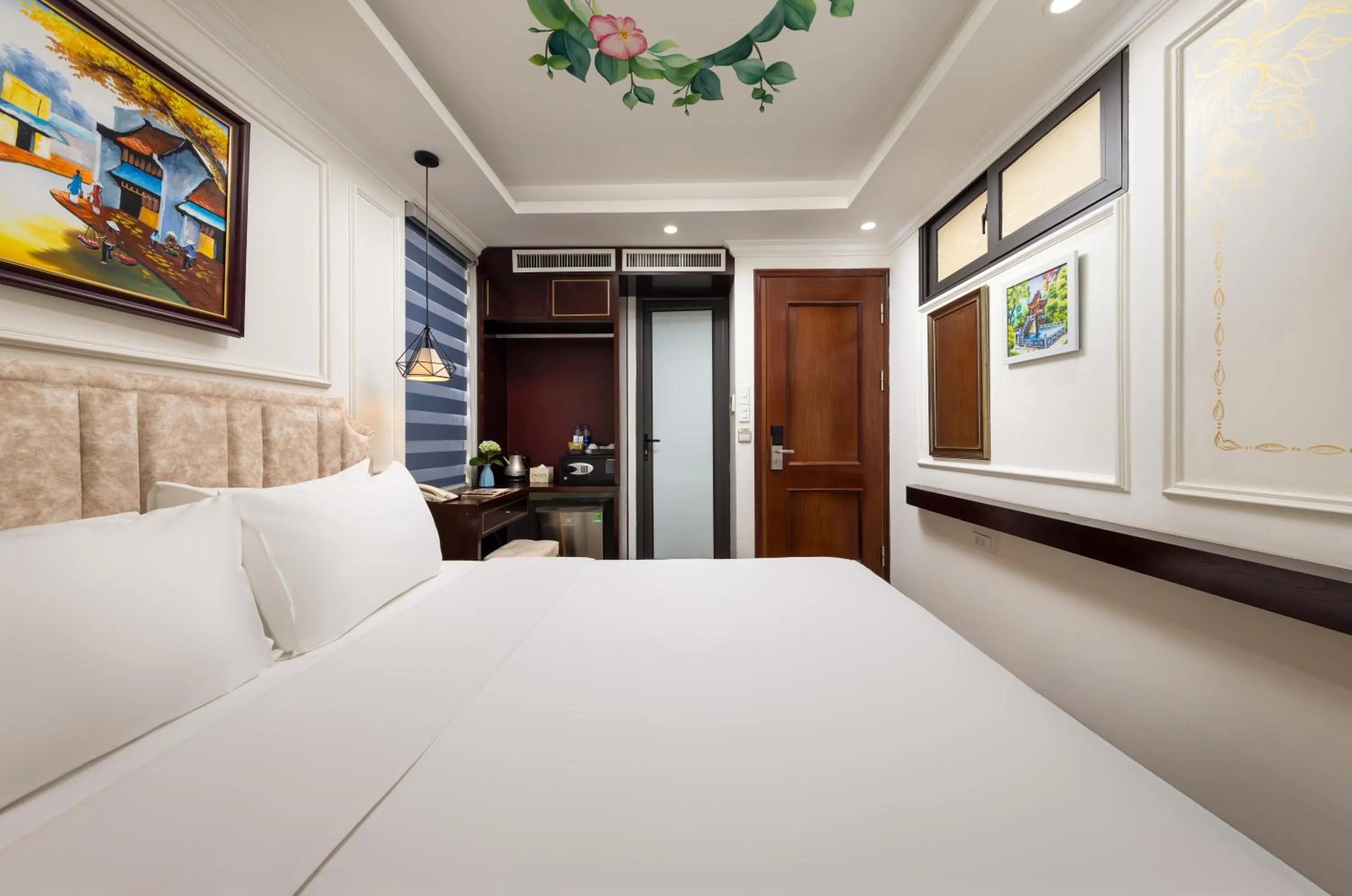 Photo of the whole room, Bed in Golden Legend Palace Hotel & Travel