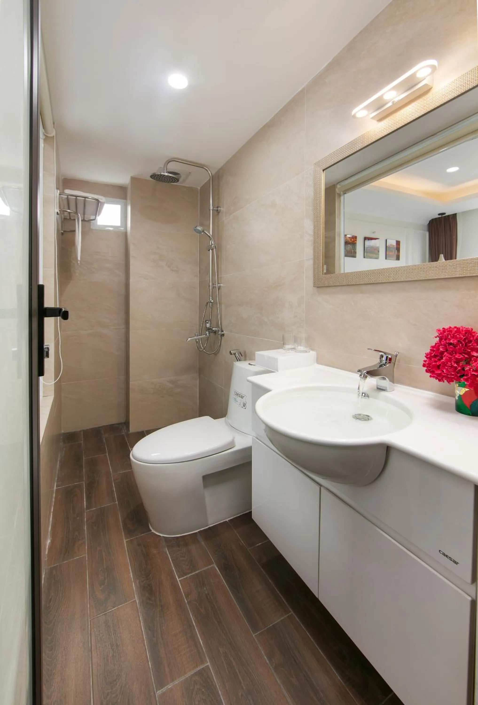 Bathroom in Golden Legend Palace Hotel & Travel