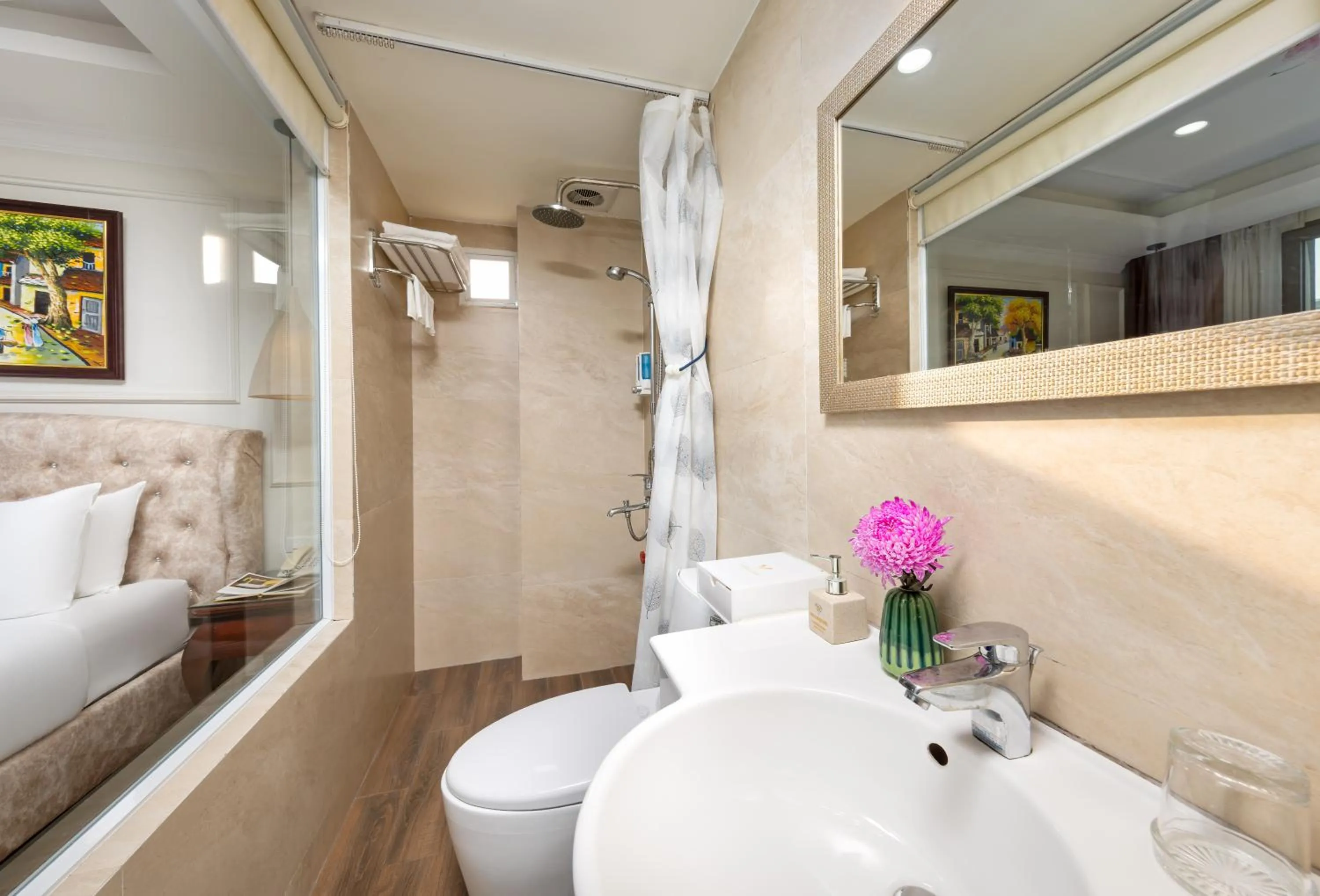 Shower in Golden Legend Palace Hotel & Travel