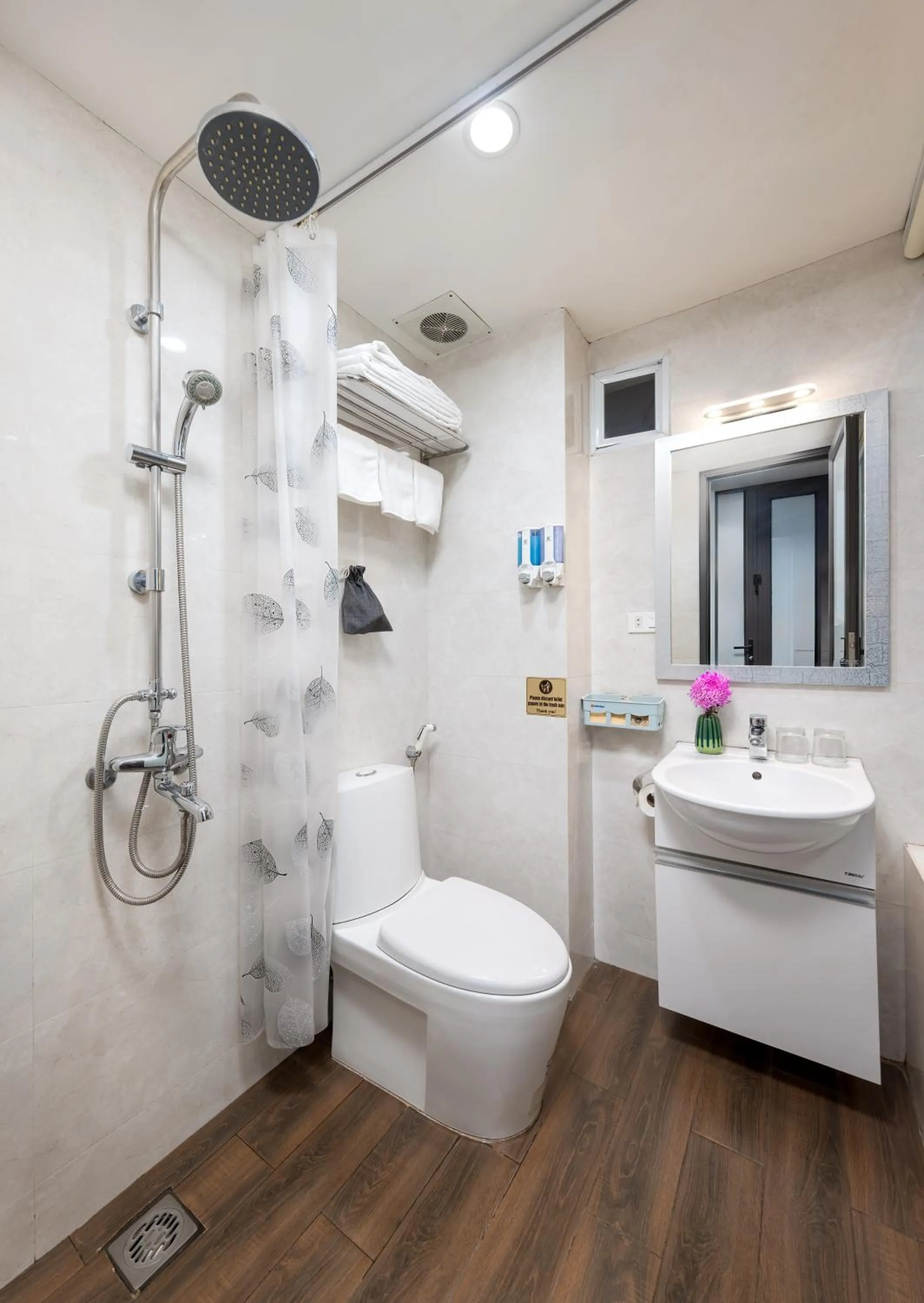 Shower in Golden Legend Palace Hotel & Travel