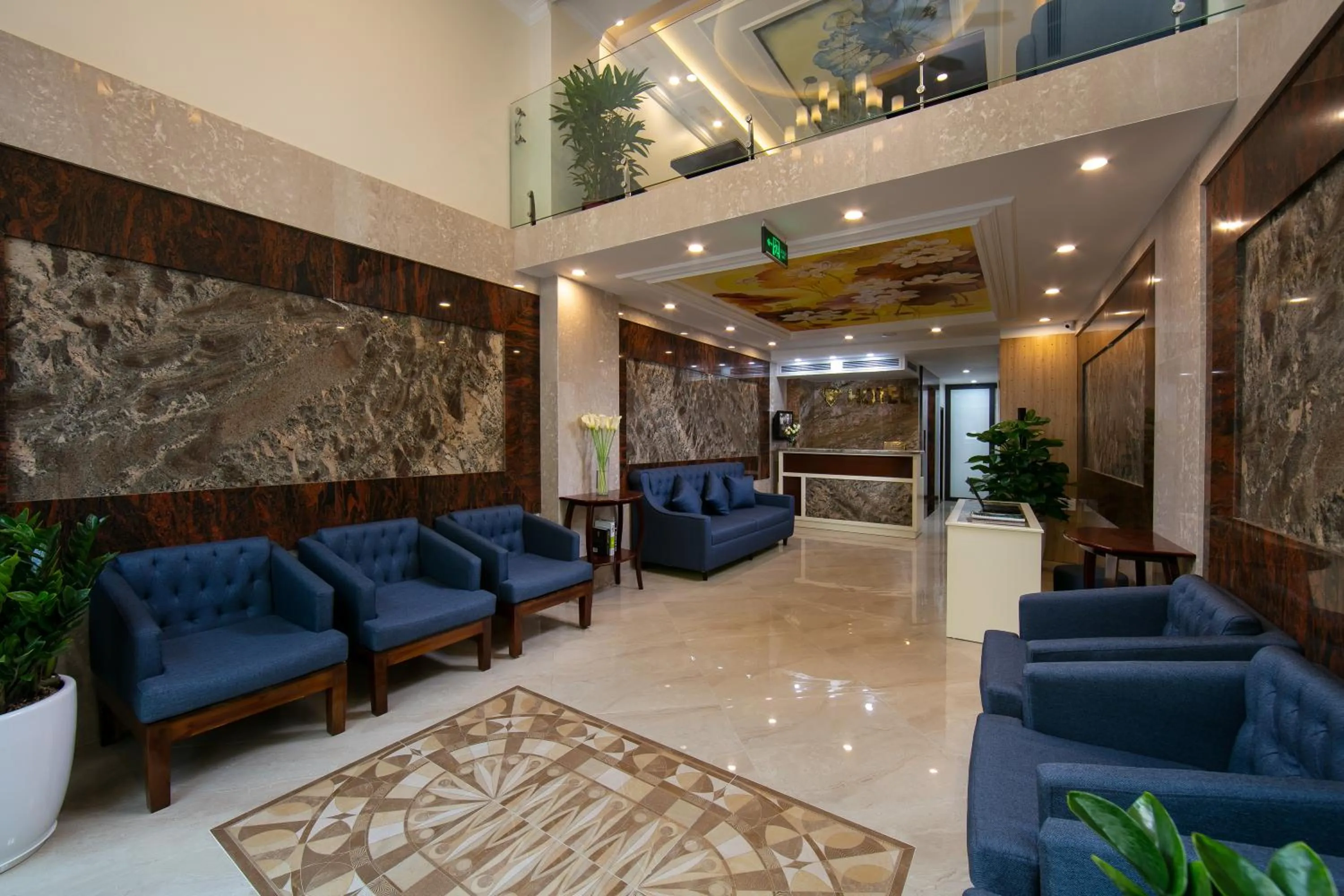 Communal lounge/ TV room in Golden Legend Palace Hotel & Travel