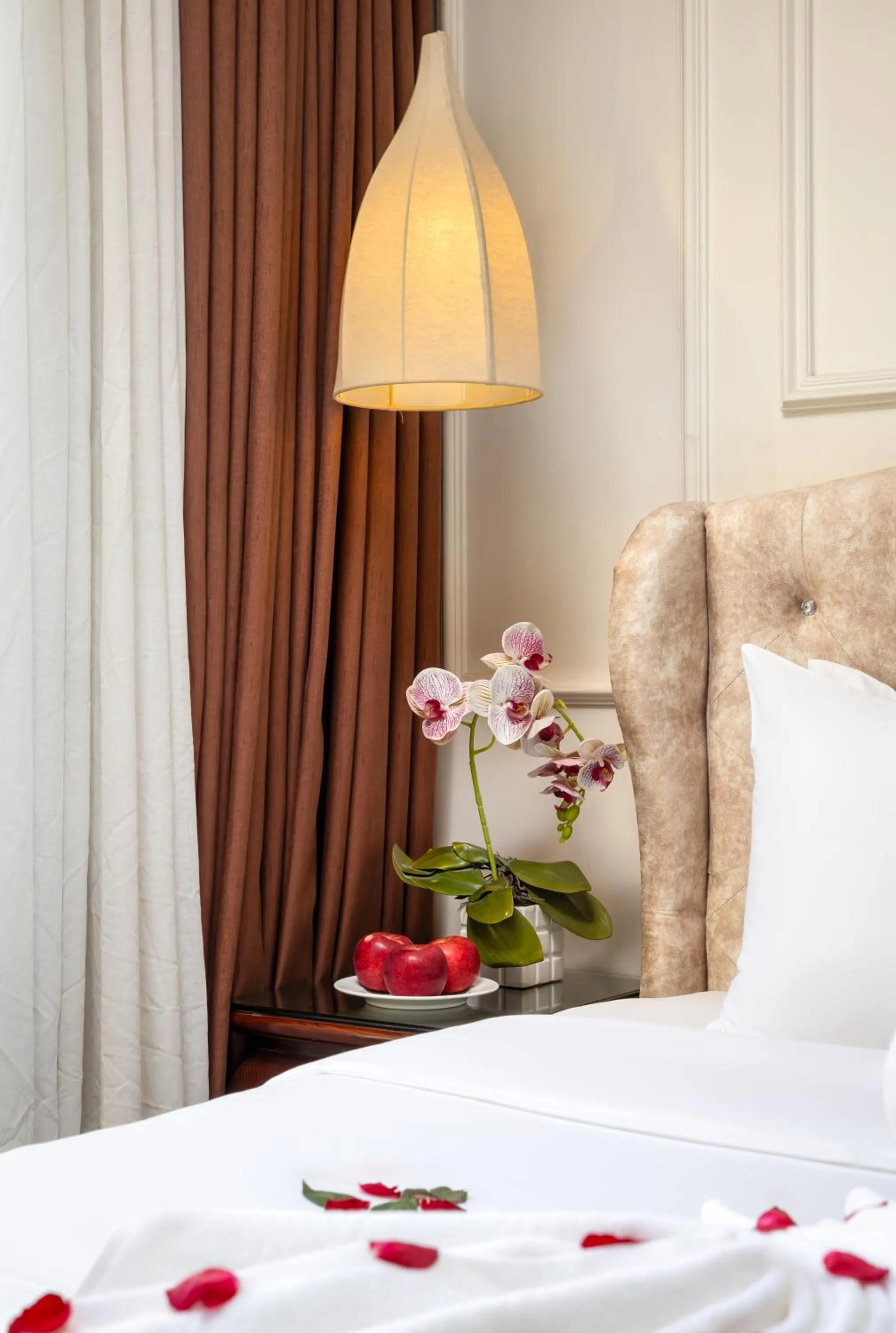 Bed in Golden Legend Palace Hotel & Travel