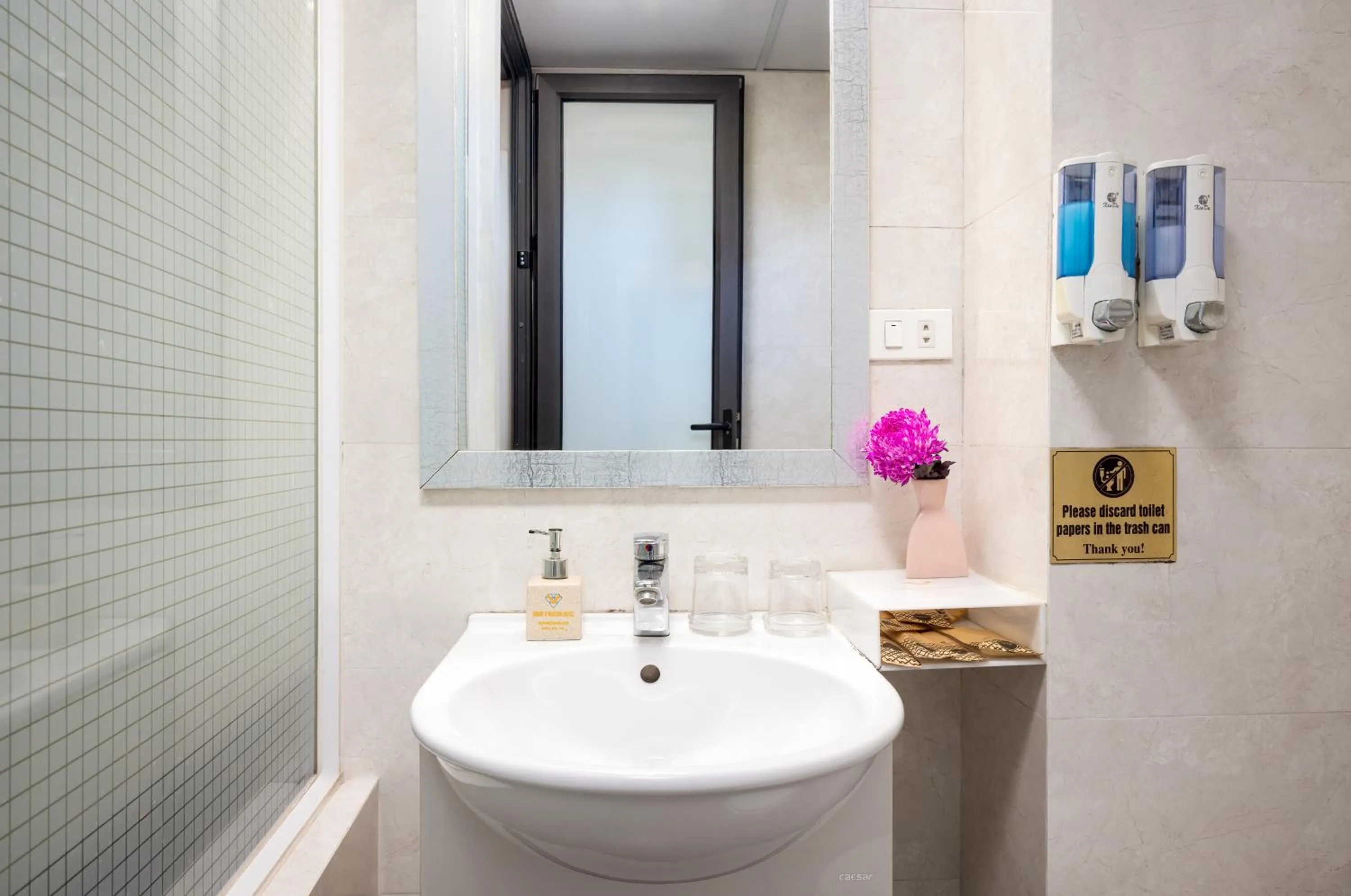 Bathroom in Golden Legend Palace Hotel & Travel