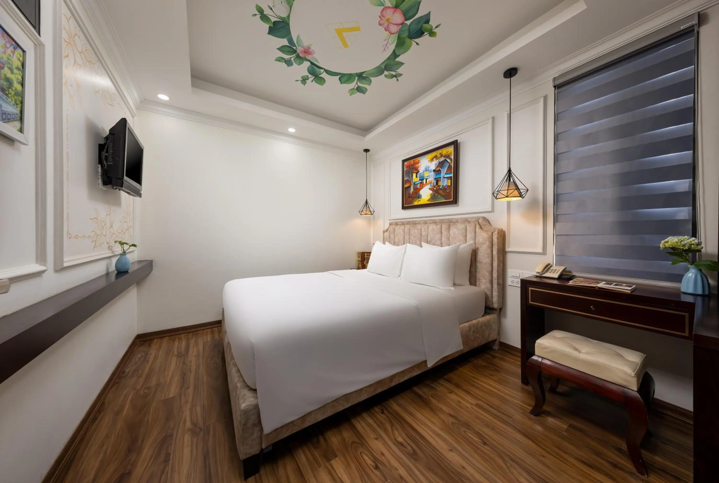 Photo of the whole room, Bed in Golden Legend Palace Hotel & Travel