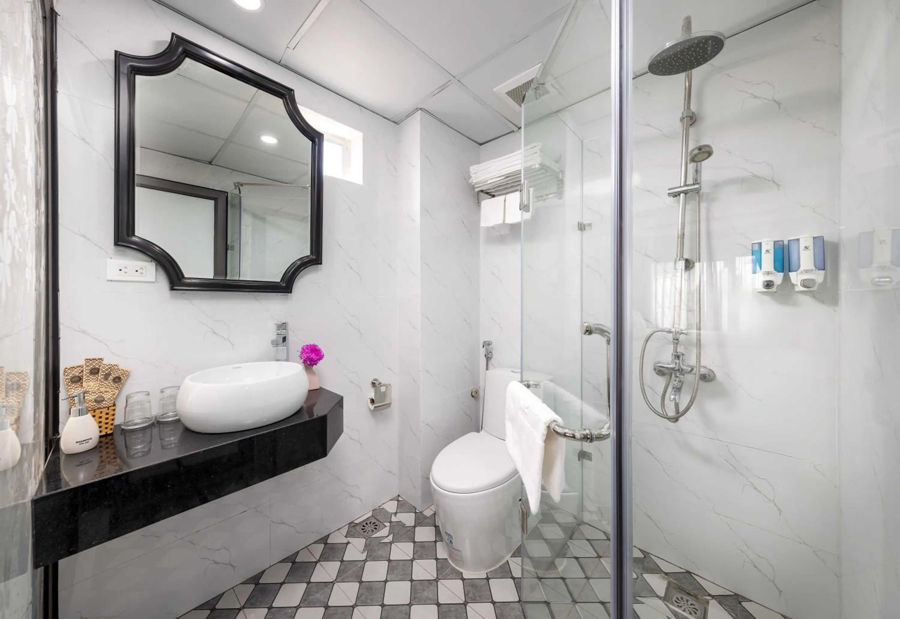 Shower in Golden Legend Palace Hotel & Travel