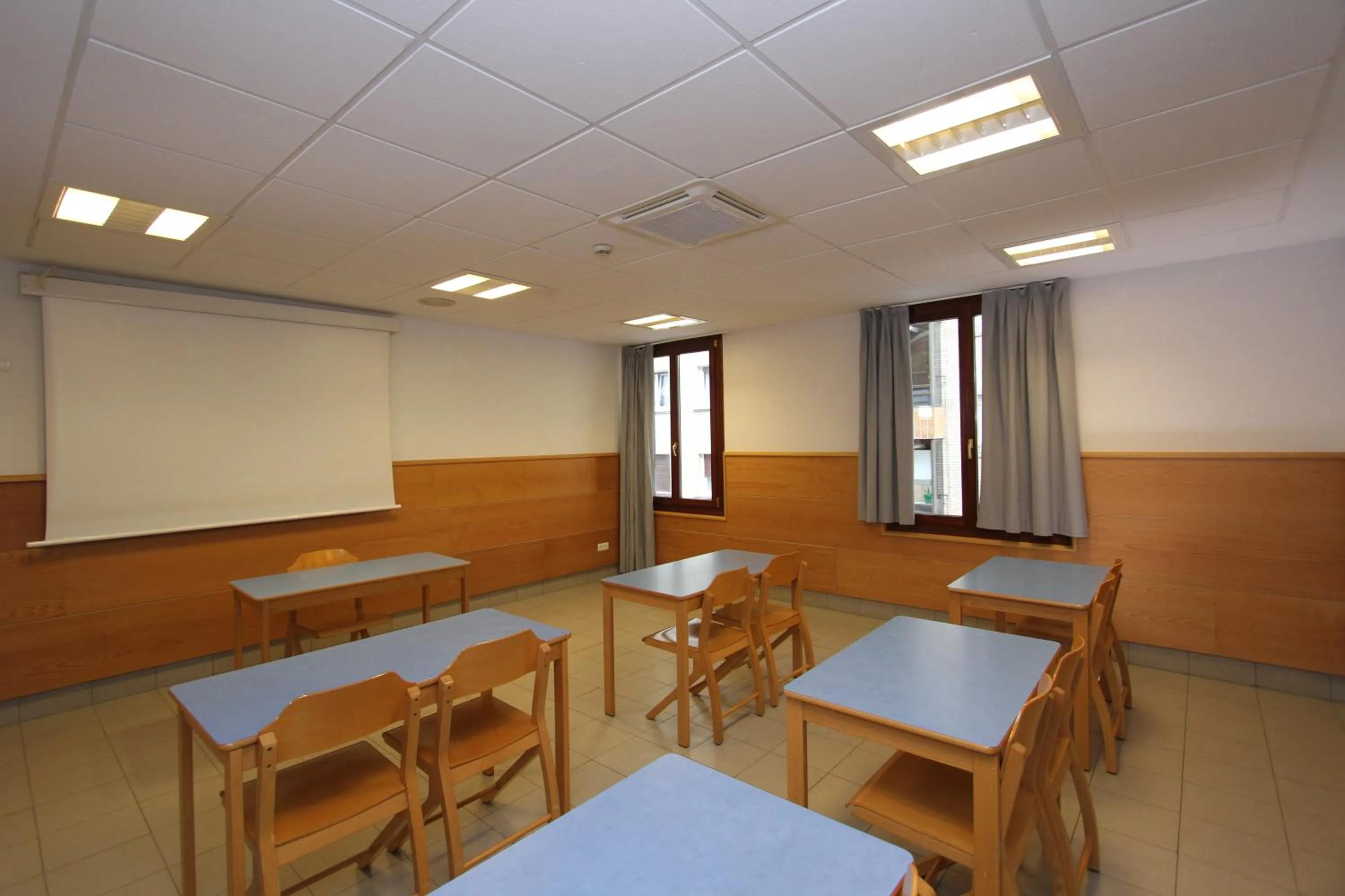 Communal lounge/ TV room in Albergue Trinkete Etxea