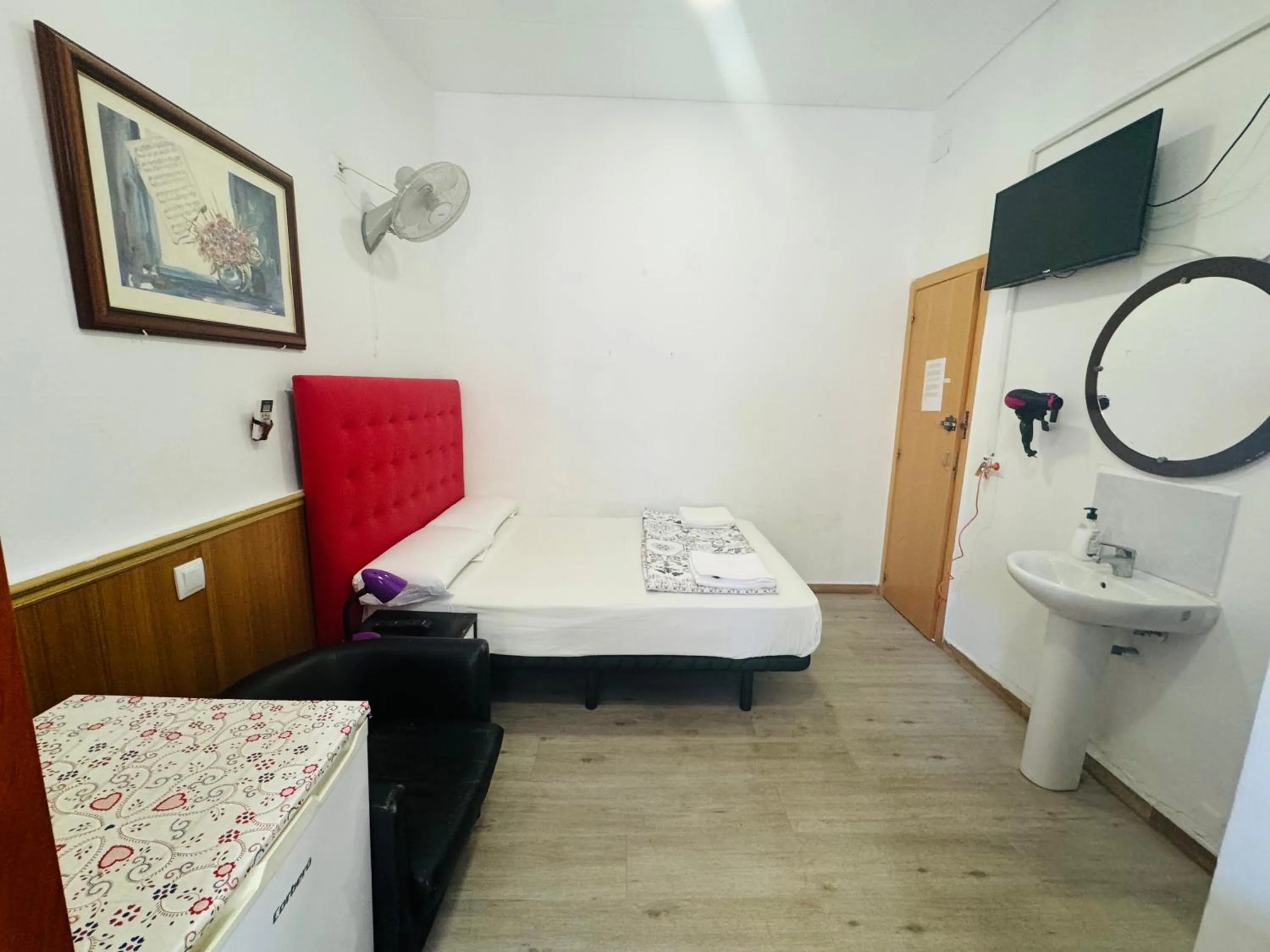 Bed in Hostal Mont Thabor