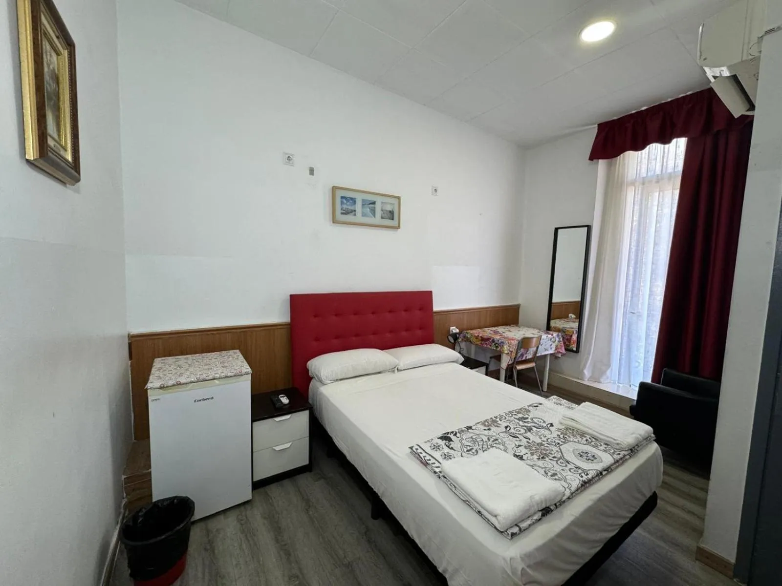 Bed in Hostal Mont Thabor