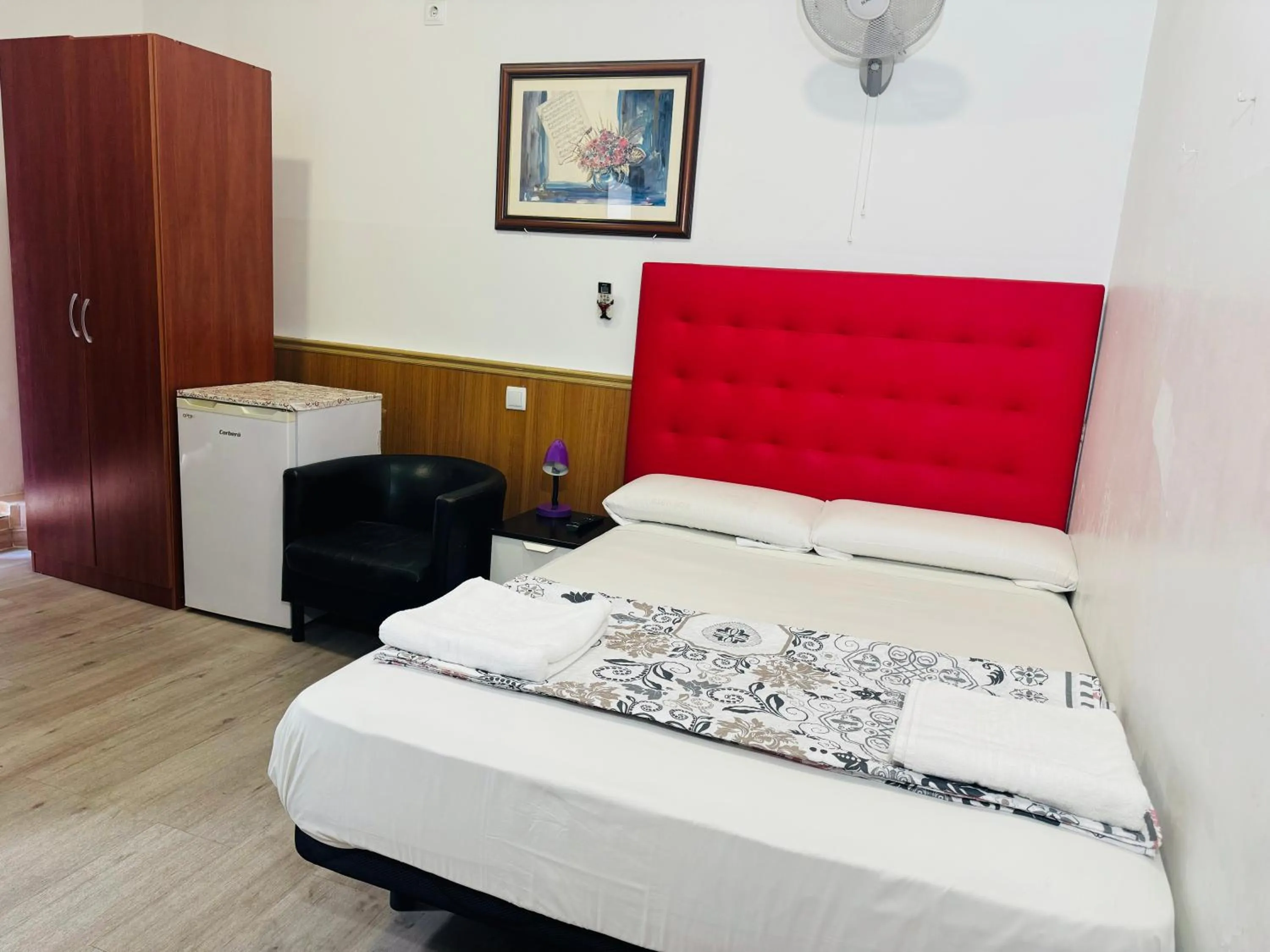 Bed in Hostal Mont Thabor